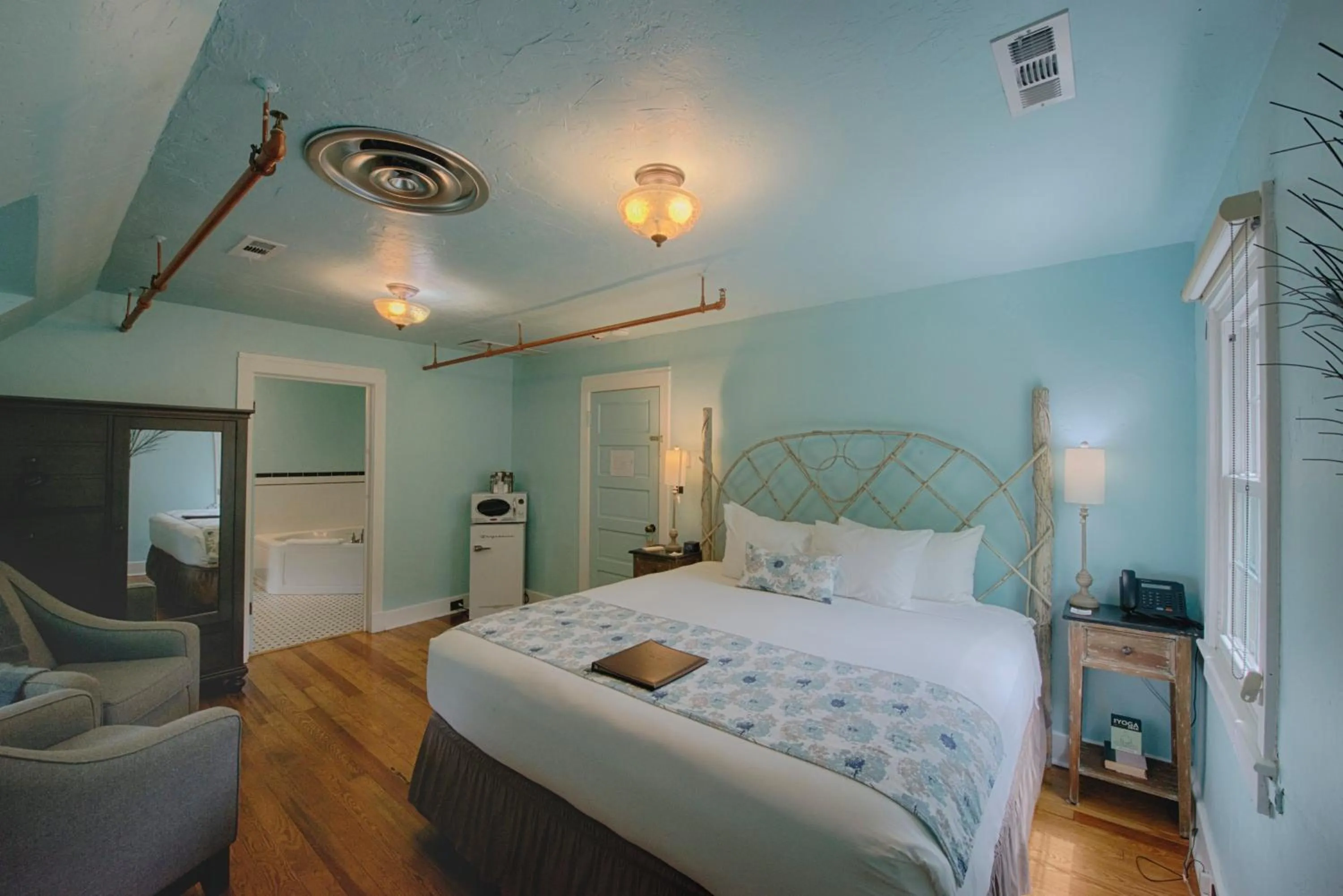 Bed in Historic Tapoco Lodge Resort