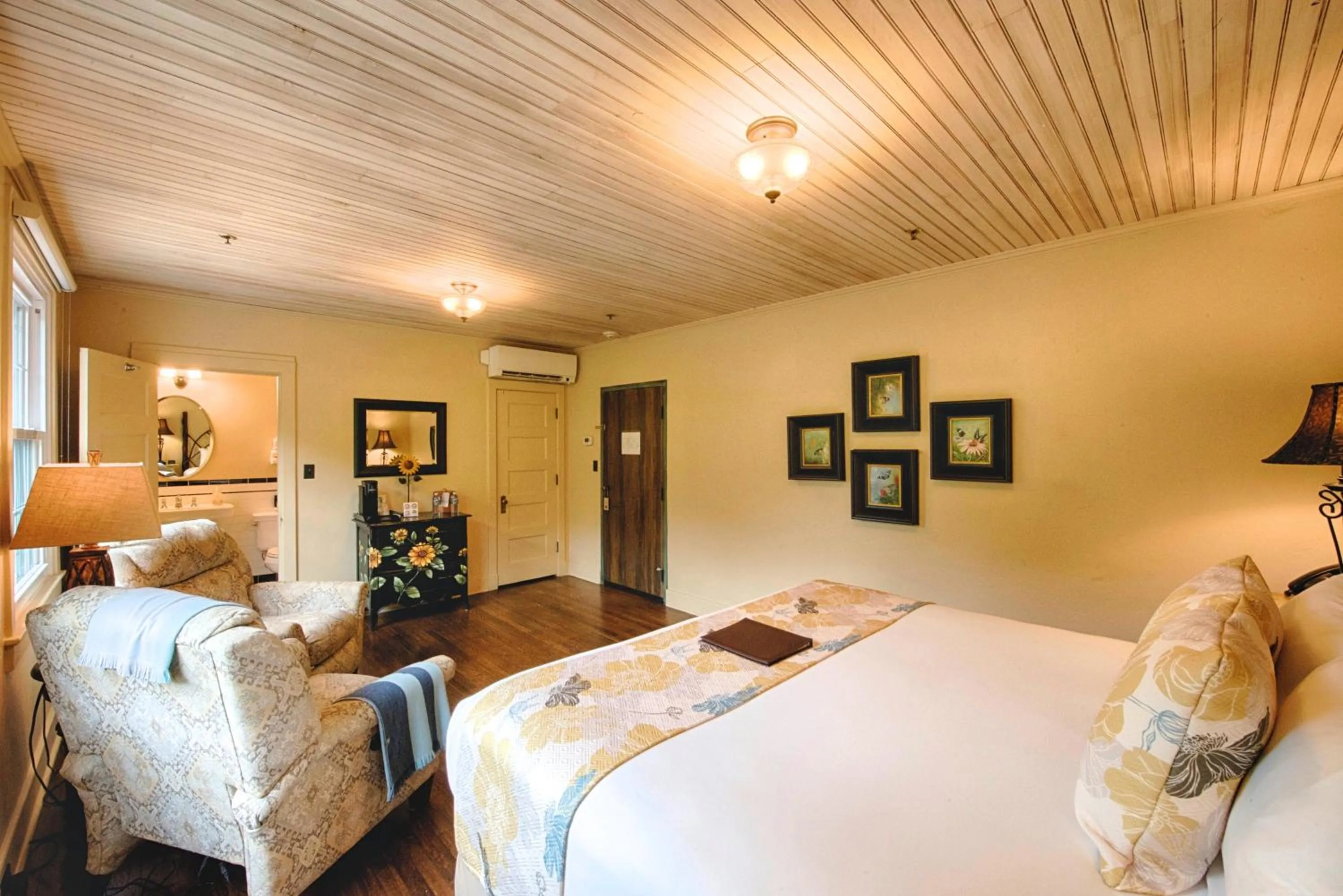 Bed in Historic Tapoco Lodge Resort