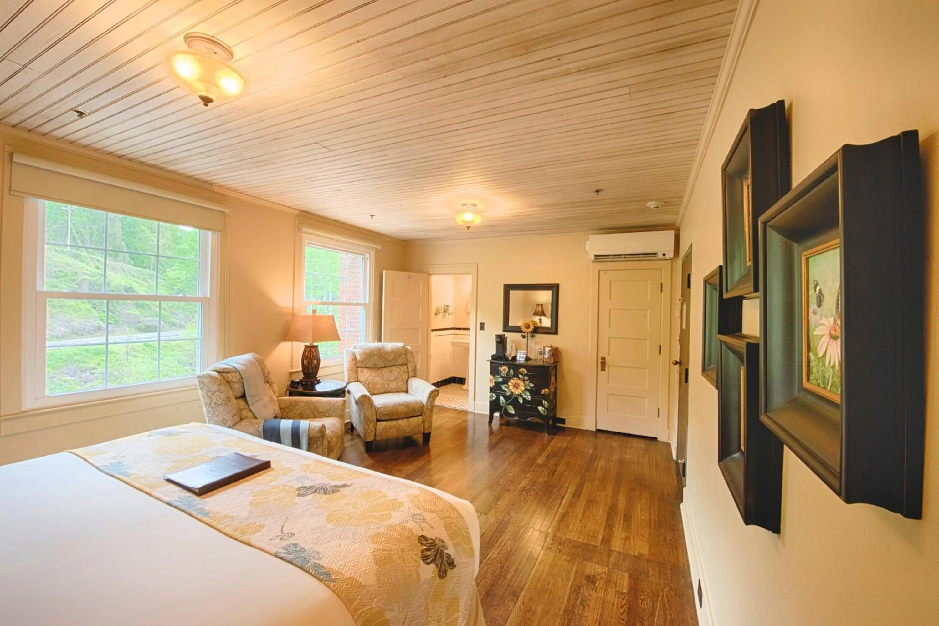 Bed in Historic Tapoco Lodge Resort