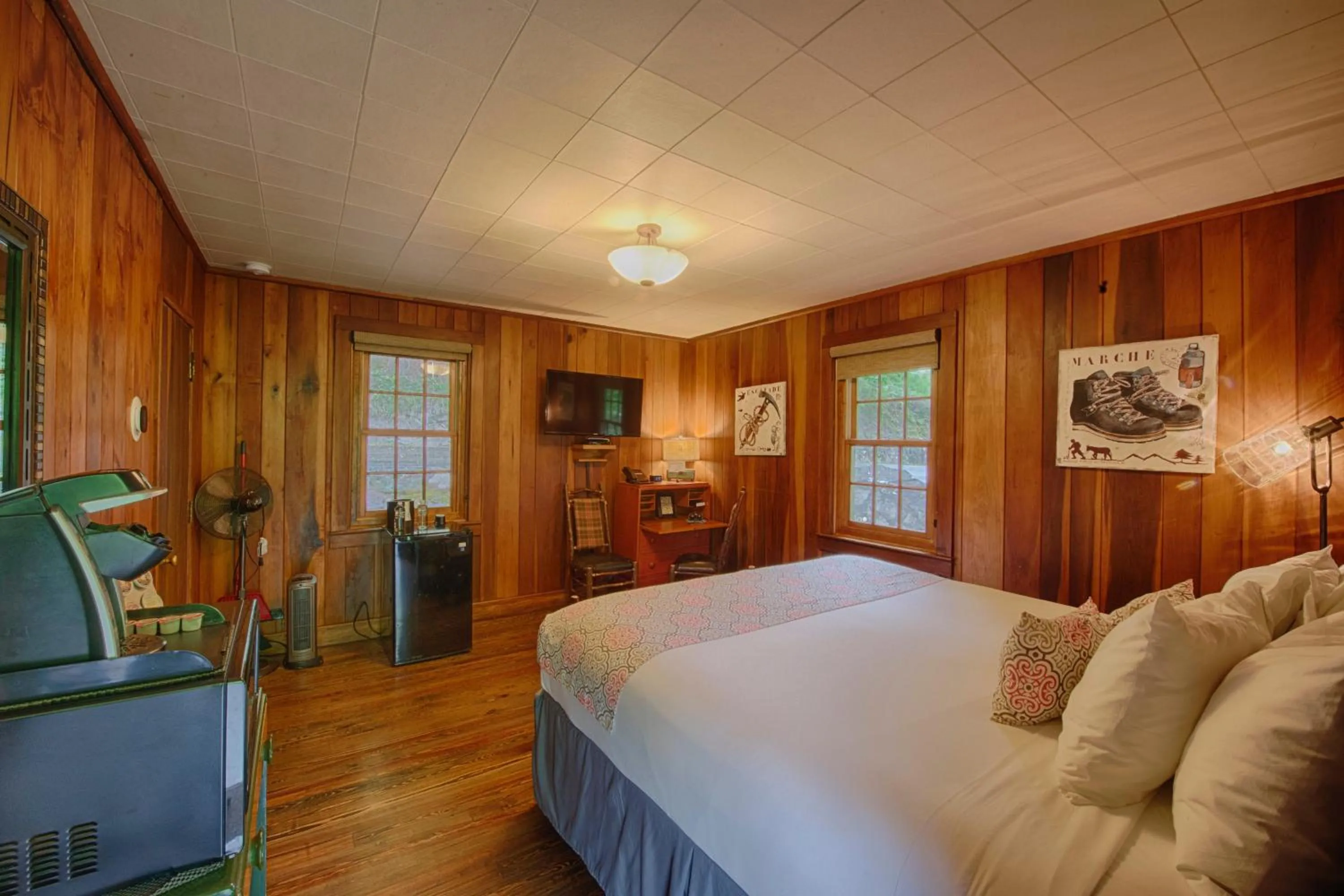 Bed in Historic Tapoco Lodge Resort