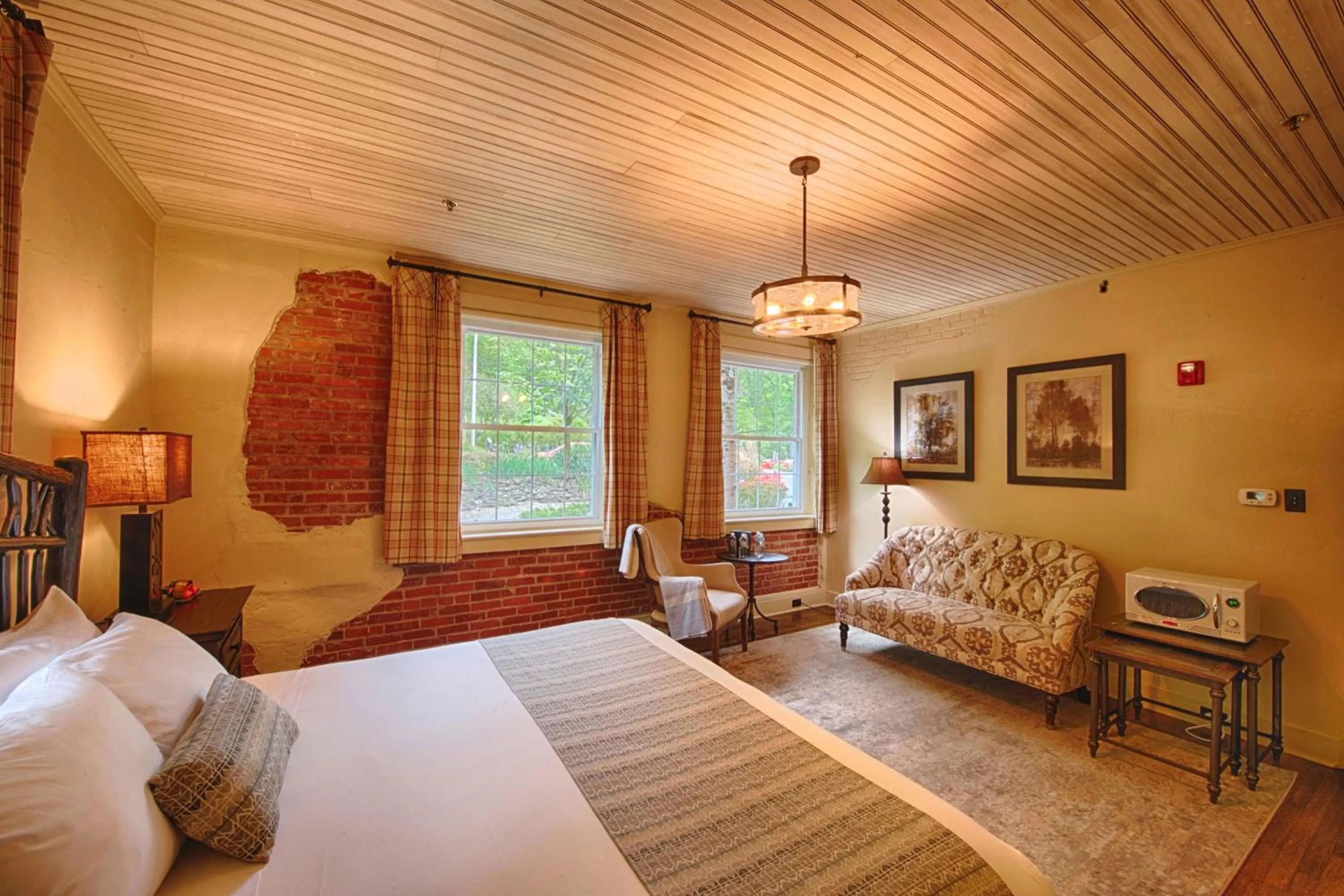 Bedroom, Bed in Historic Tapoco Lodge Resort