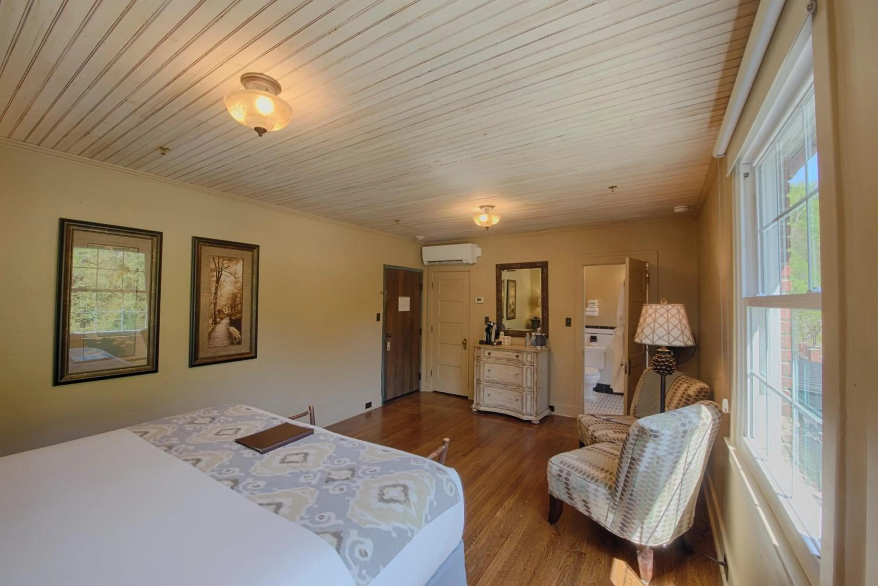 Bed in Historic Tapoco Lodge Resort