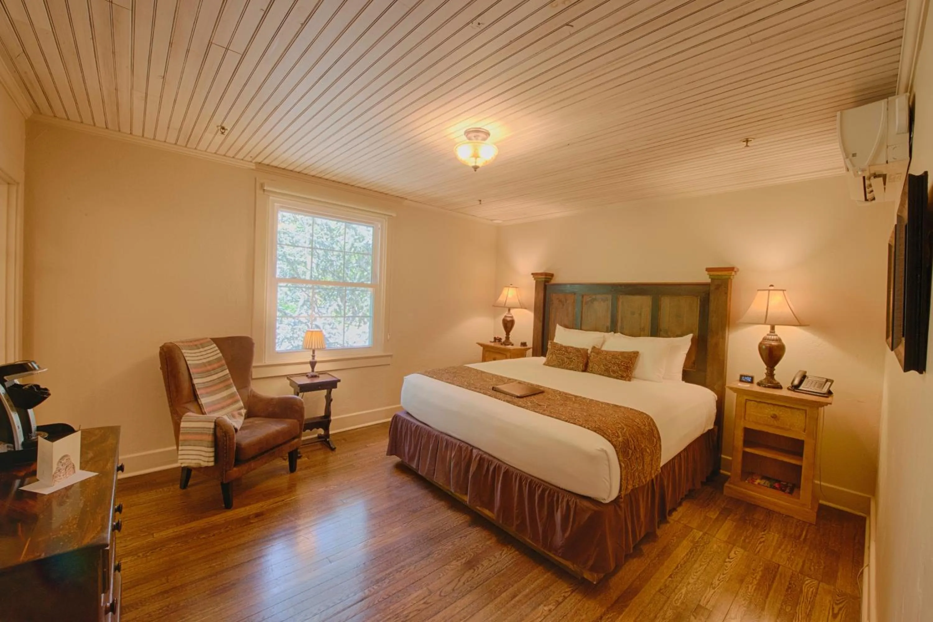 Bed in Historic Tapoco Lodge Resort