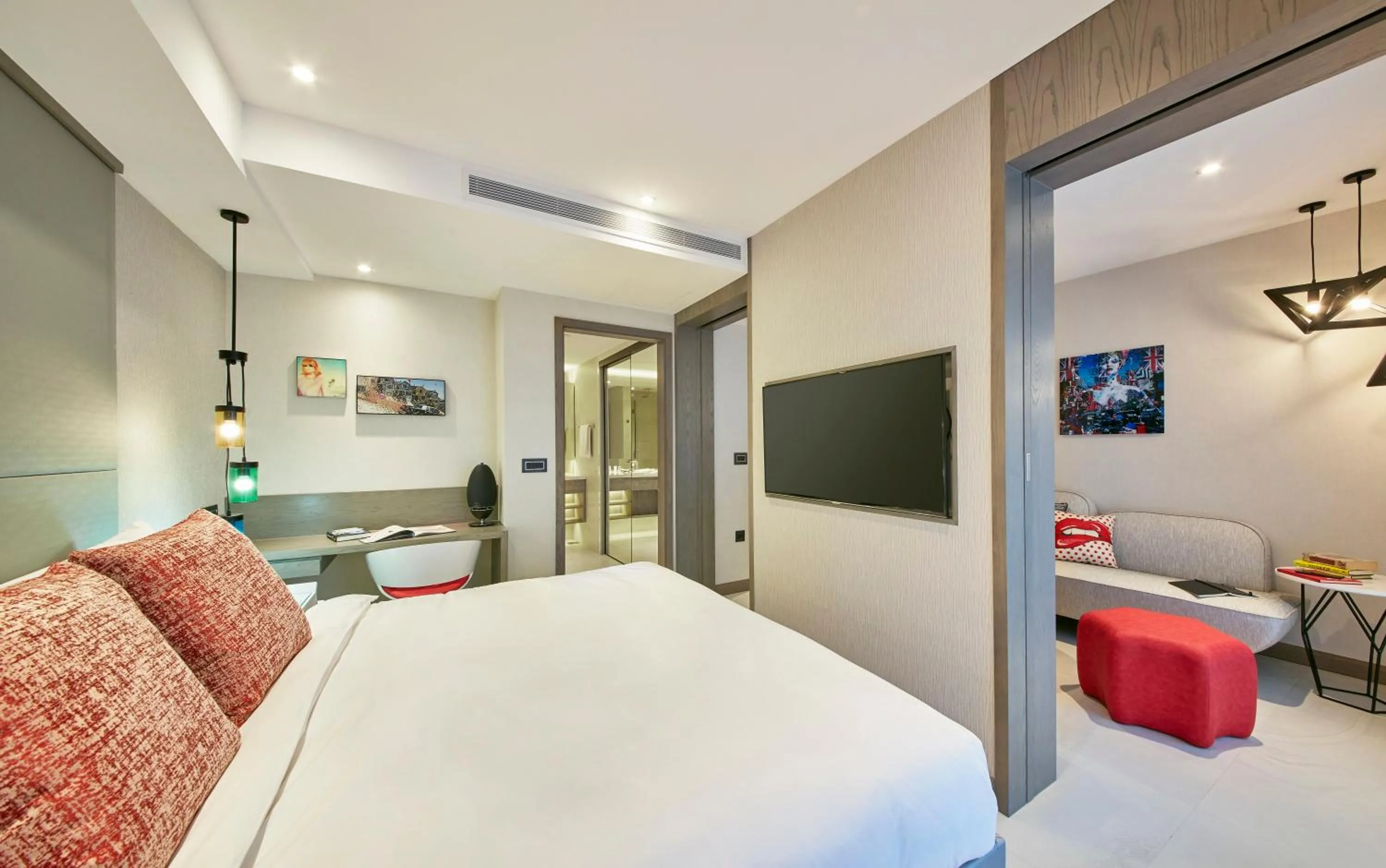 Communal lounge/ TV room, Bed in Oakwood Studios Singapore