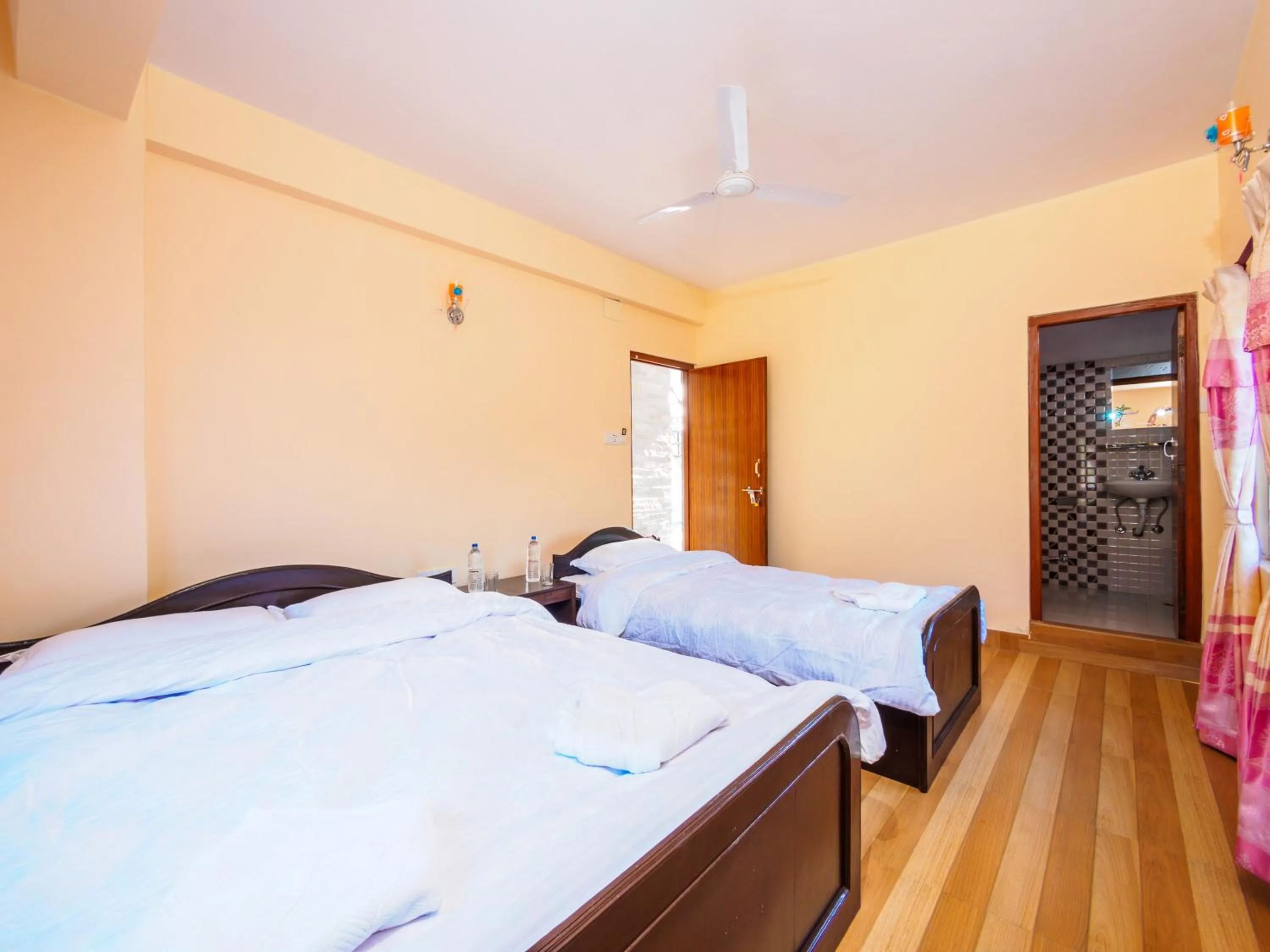 Bedroom, Bed in Hotel Sunflower