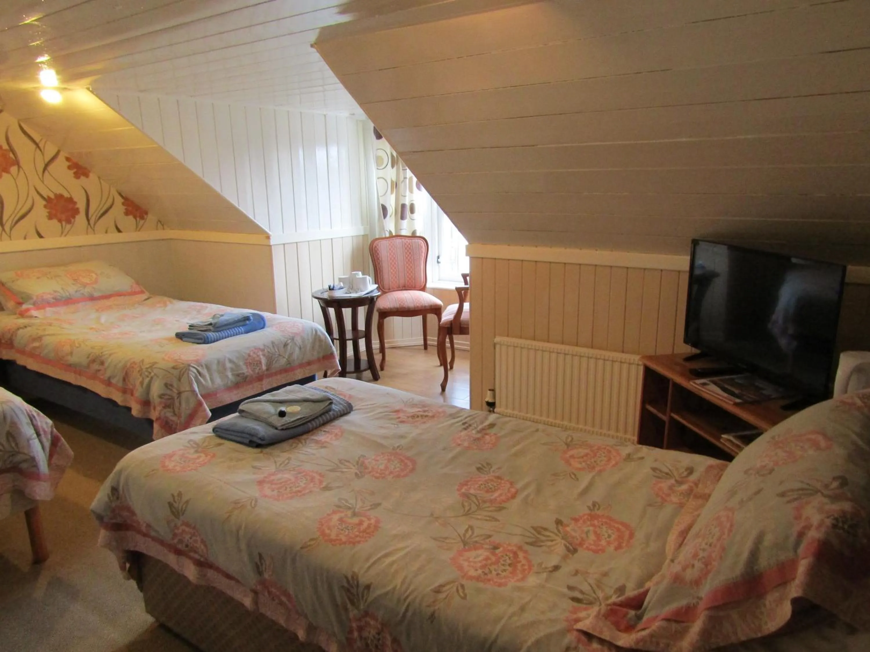 Bedroom, Bed in The Crown Hotel