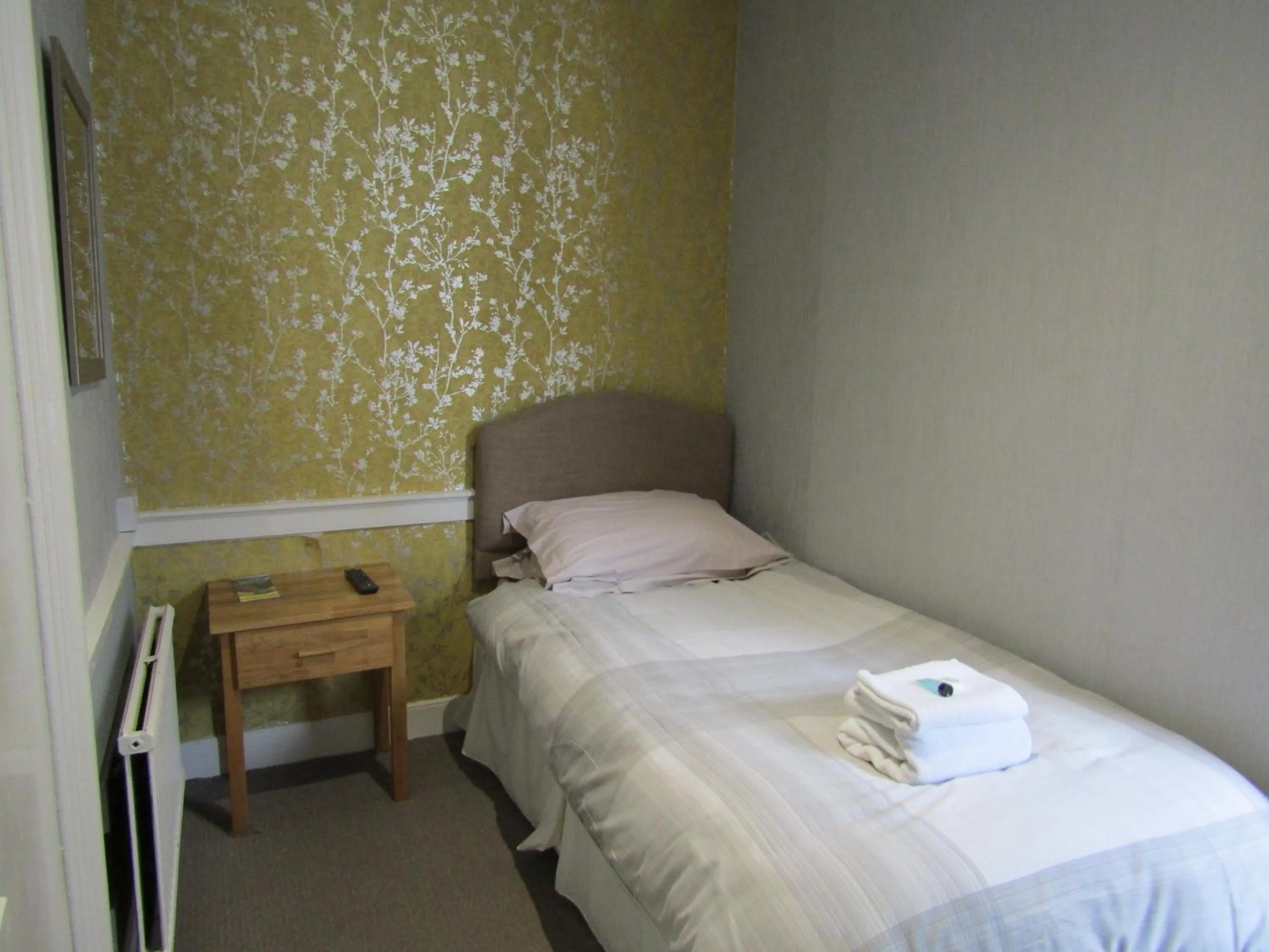 Bedroom, Bed in The Crown Hotel