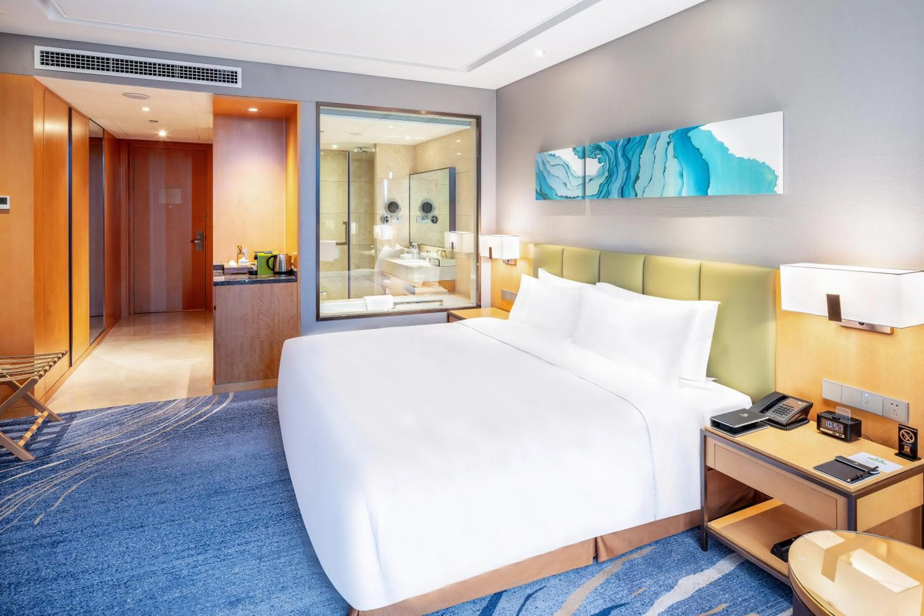 Photo of the whole room, Bed in Holiday Inn Neijiang Riverside by IHG