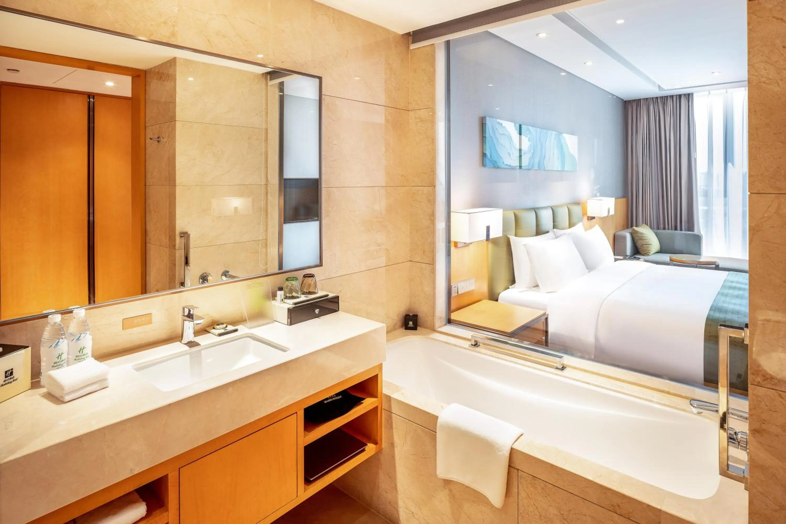 Toilet, Bed in Holiday Inn Neijiang Riverside by IHG