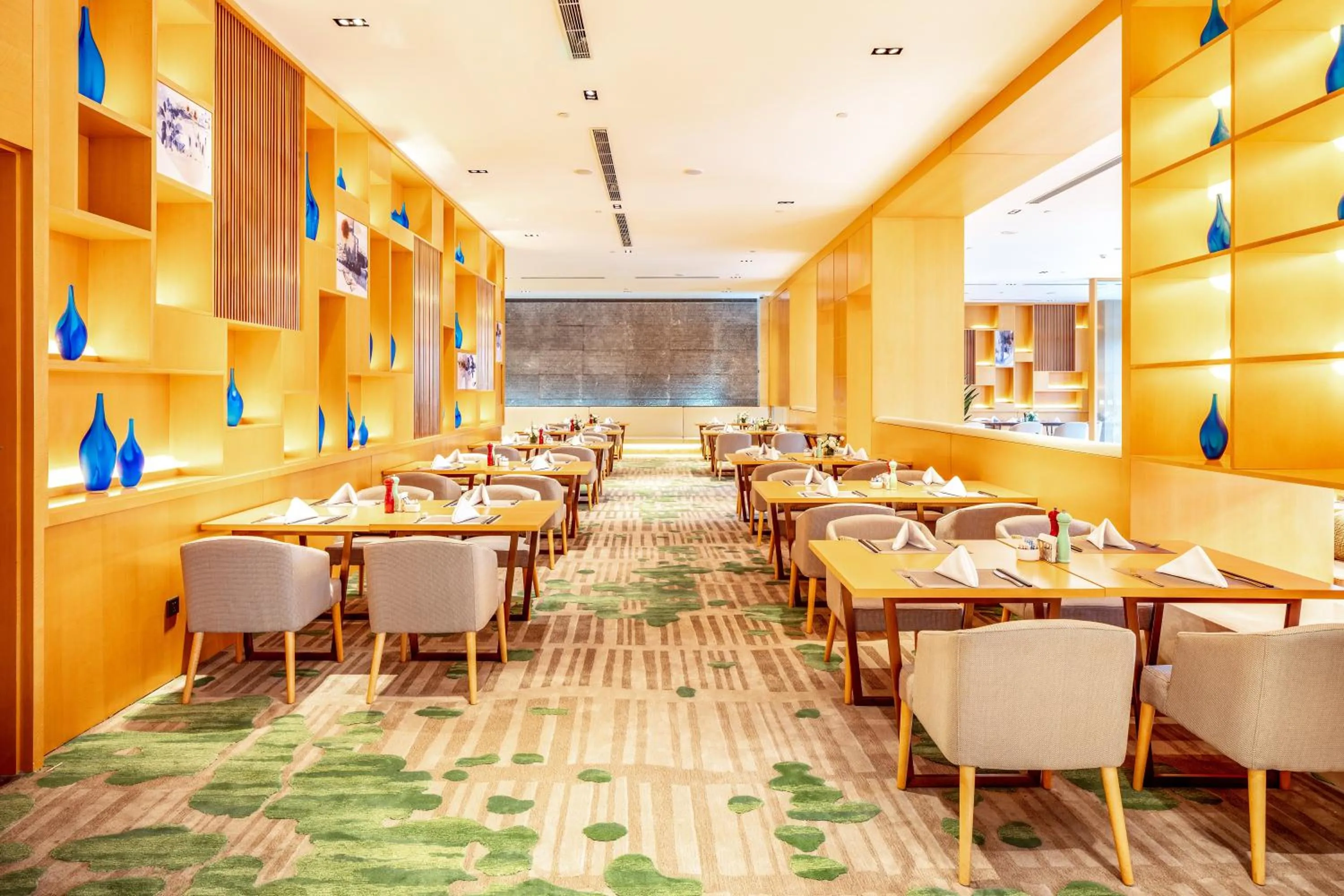 Restaurant/places to eat in Holiday Inn Neijiang Riverside by IHG