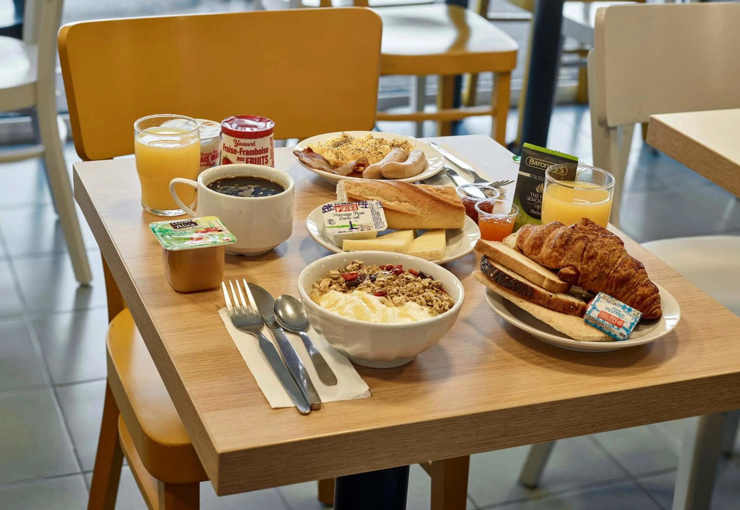 Buffet breakfast in B&B HOTEL Orgeval