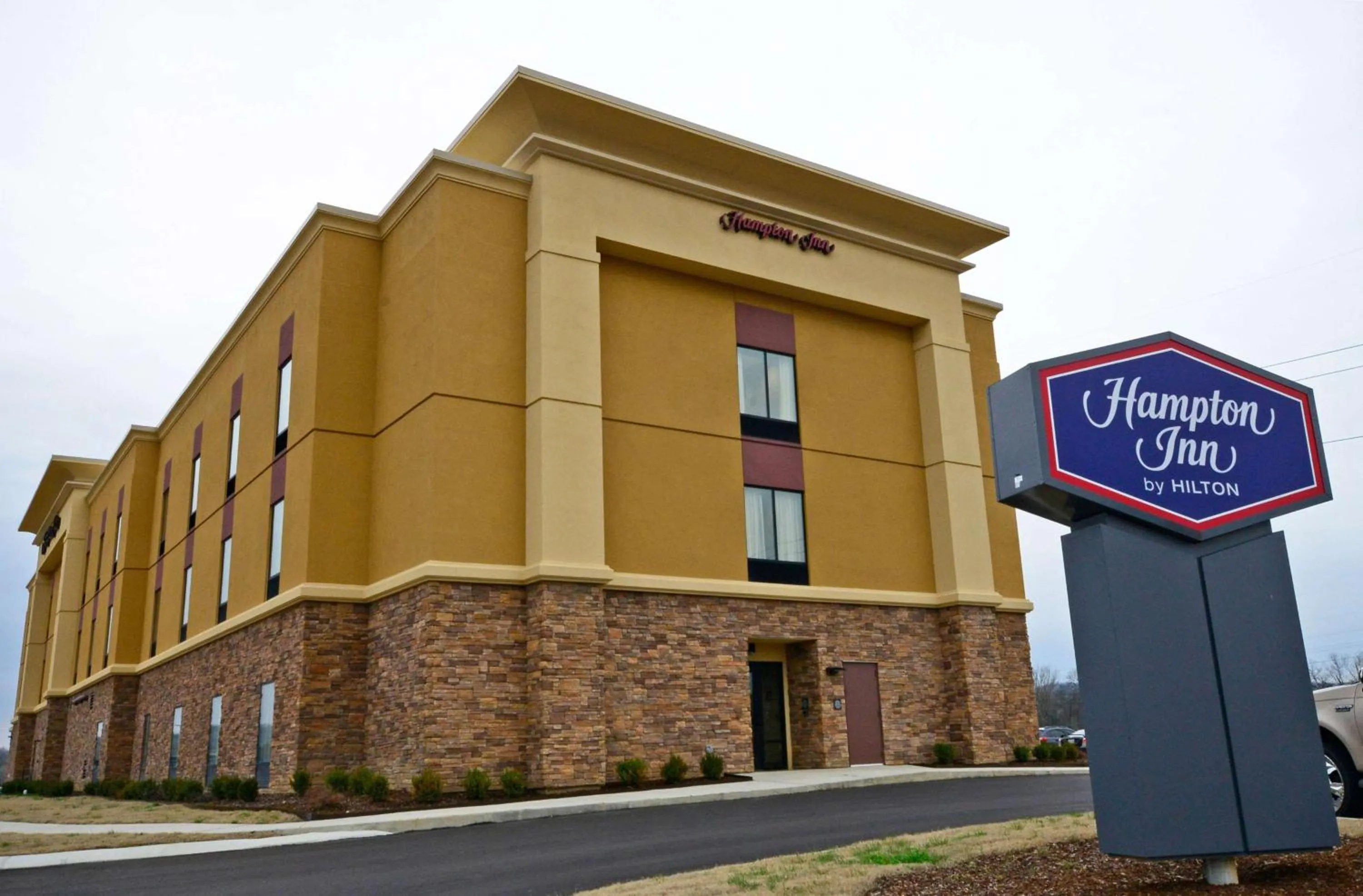 Property building in Hampton Inn Pulaski, TN