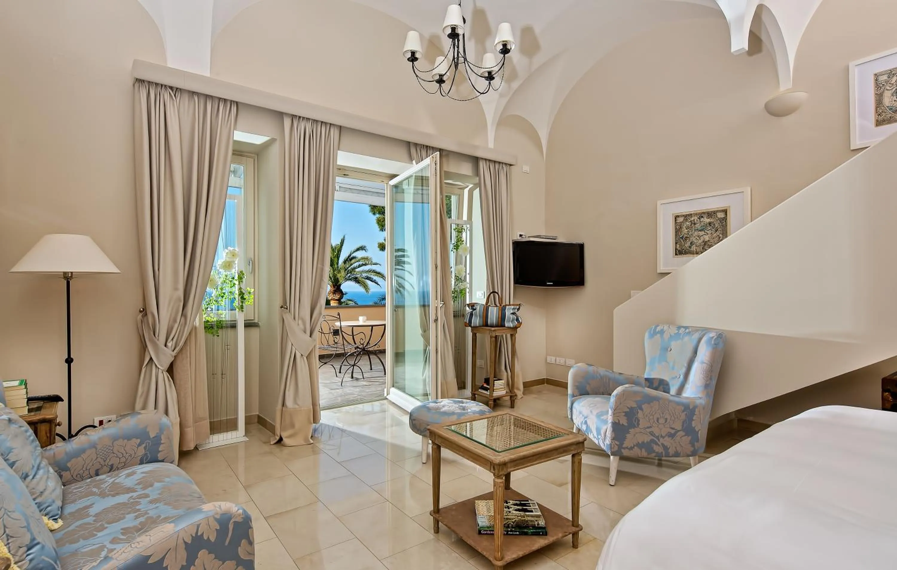 Living room, Bed in Villa Marina Capri