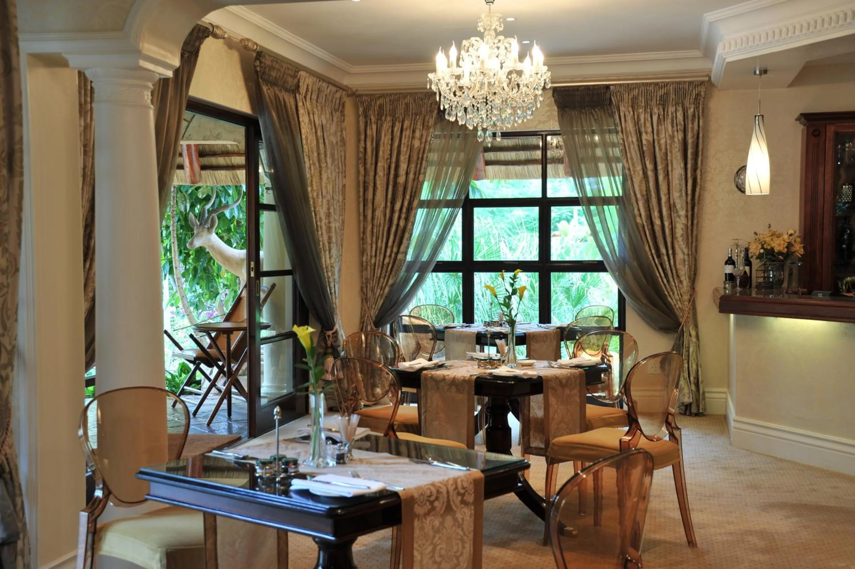 Dining area in Summerfield Botanical Garden & Exclusive Resort