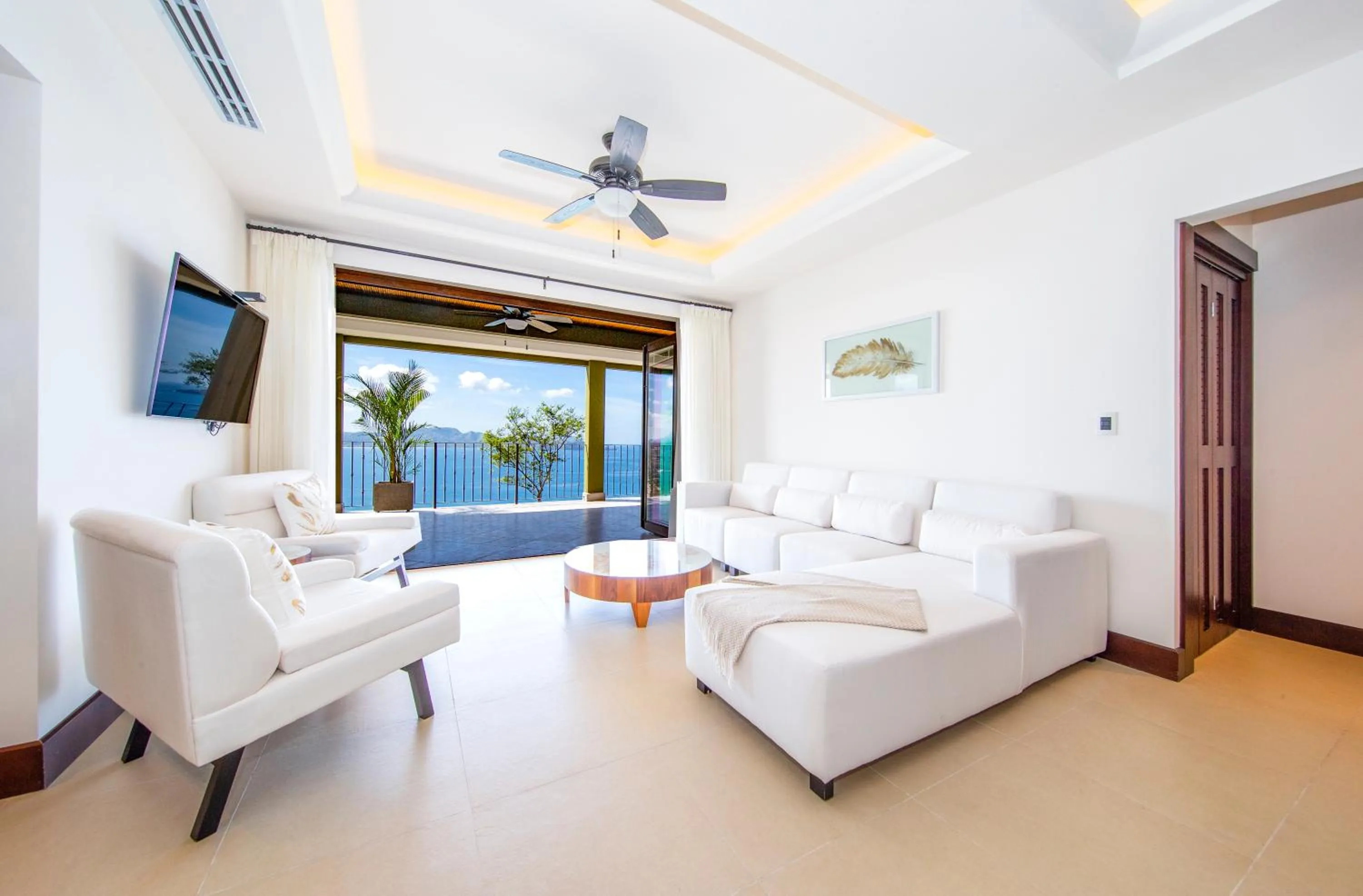 Living room in 360 Splendor Del Pacifico Residences