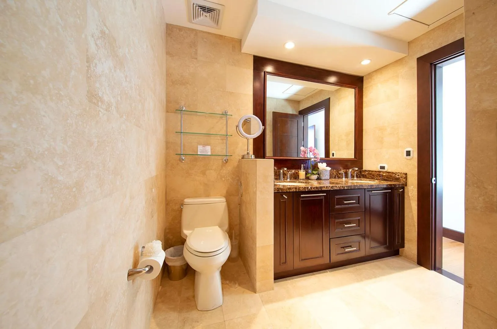 Bathroom in 360 Splendor Del Pacifico Residences