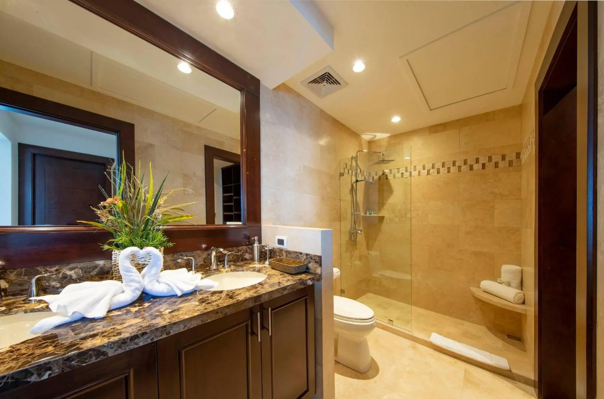 360 Splendor Del Pacifico Residences