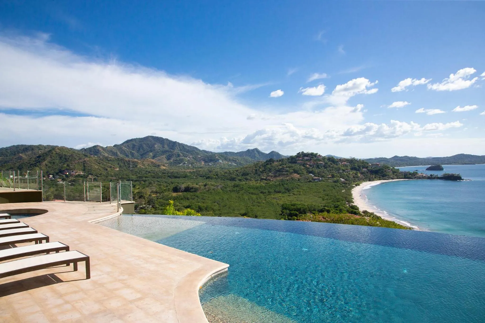Swimming pool in 360 Splendor Del Pacifico Residences