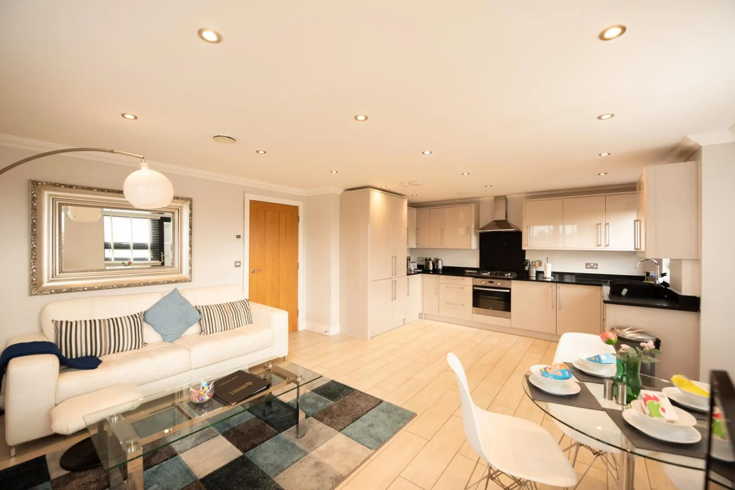 Apartment with Balcony in Malthouse Court Apartment with Balcony in Malthouse Court