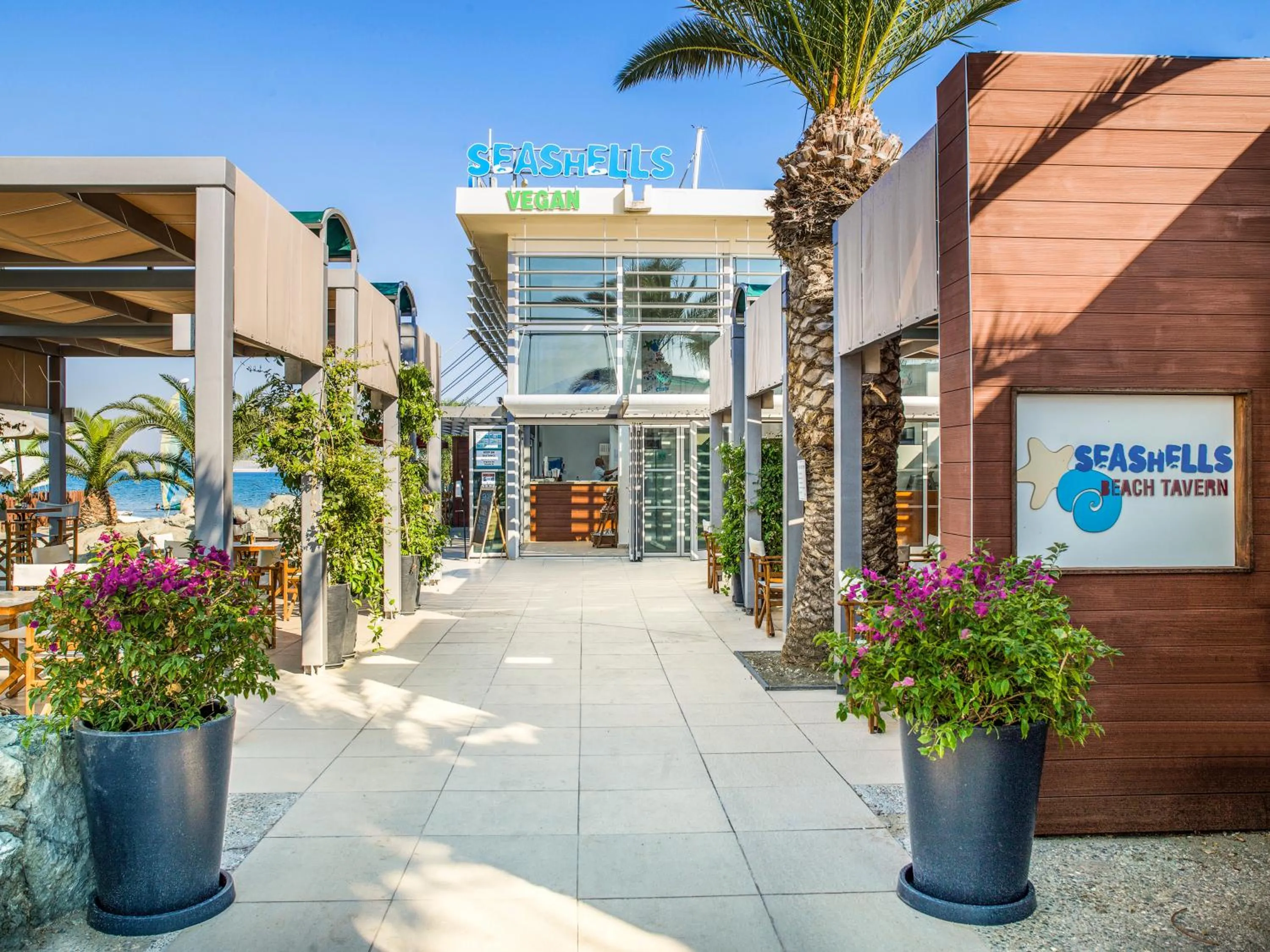 Restaurant/places to eat in St Raphael Resort