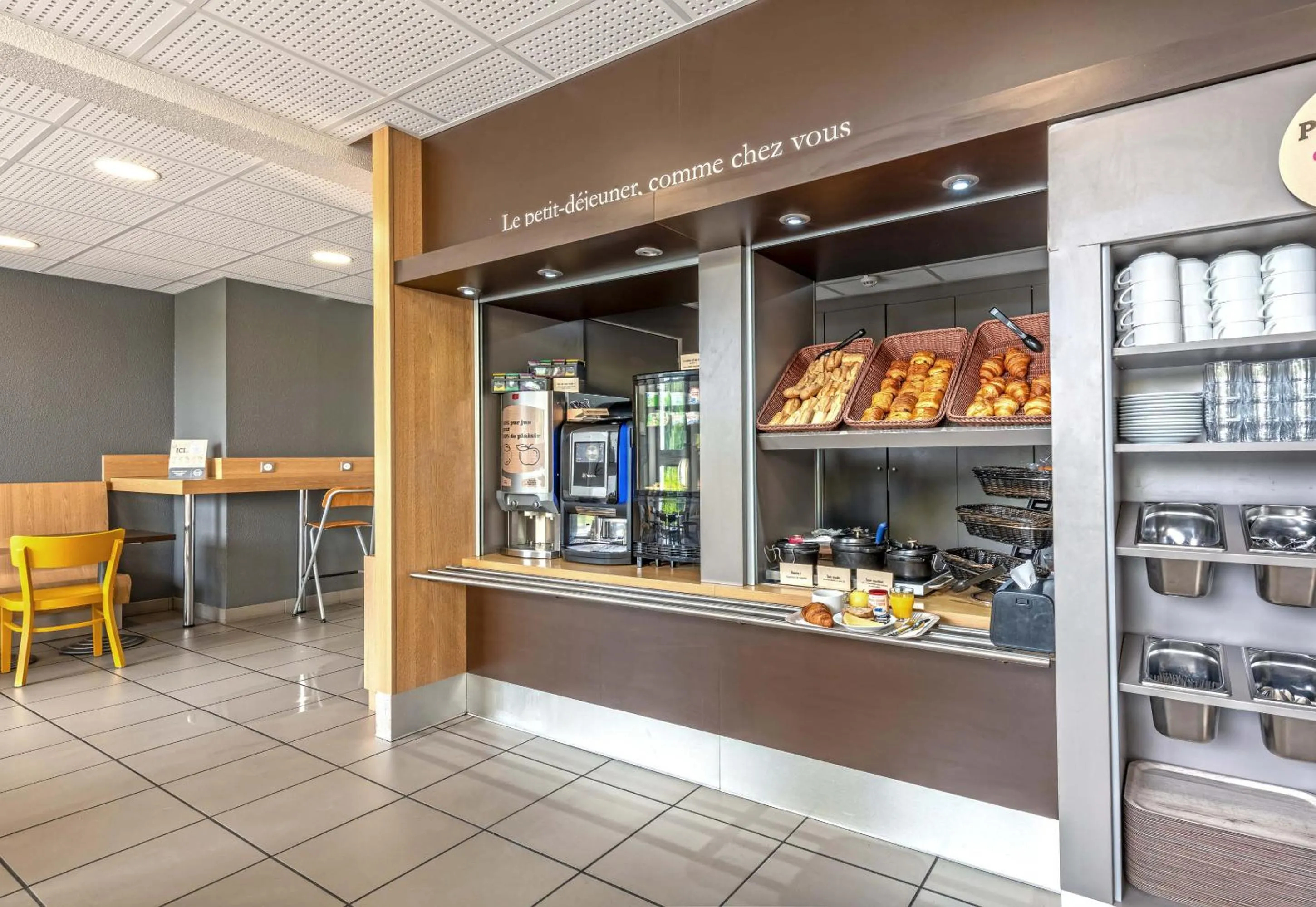 Buffet breakfast in B&B HOTEL Quimper Sud Bénodet