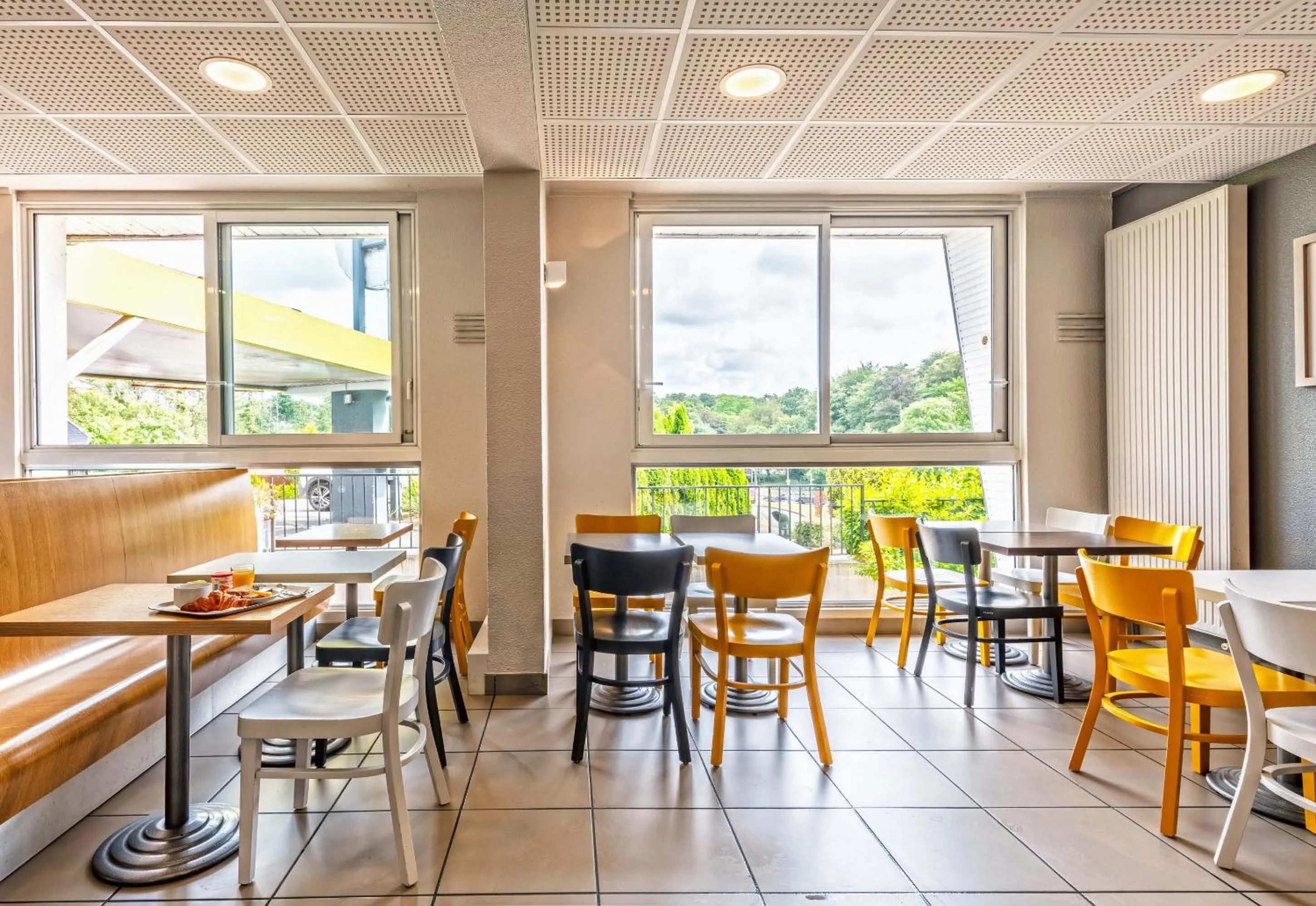 Restaurant/places to eat in B&B HOTEL Quimper Sud Bénodet