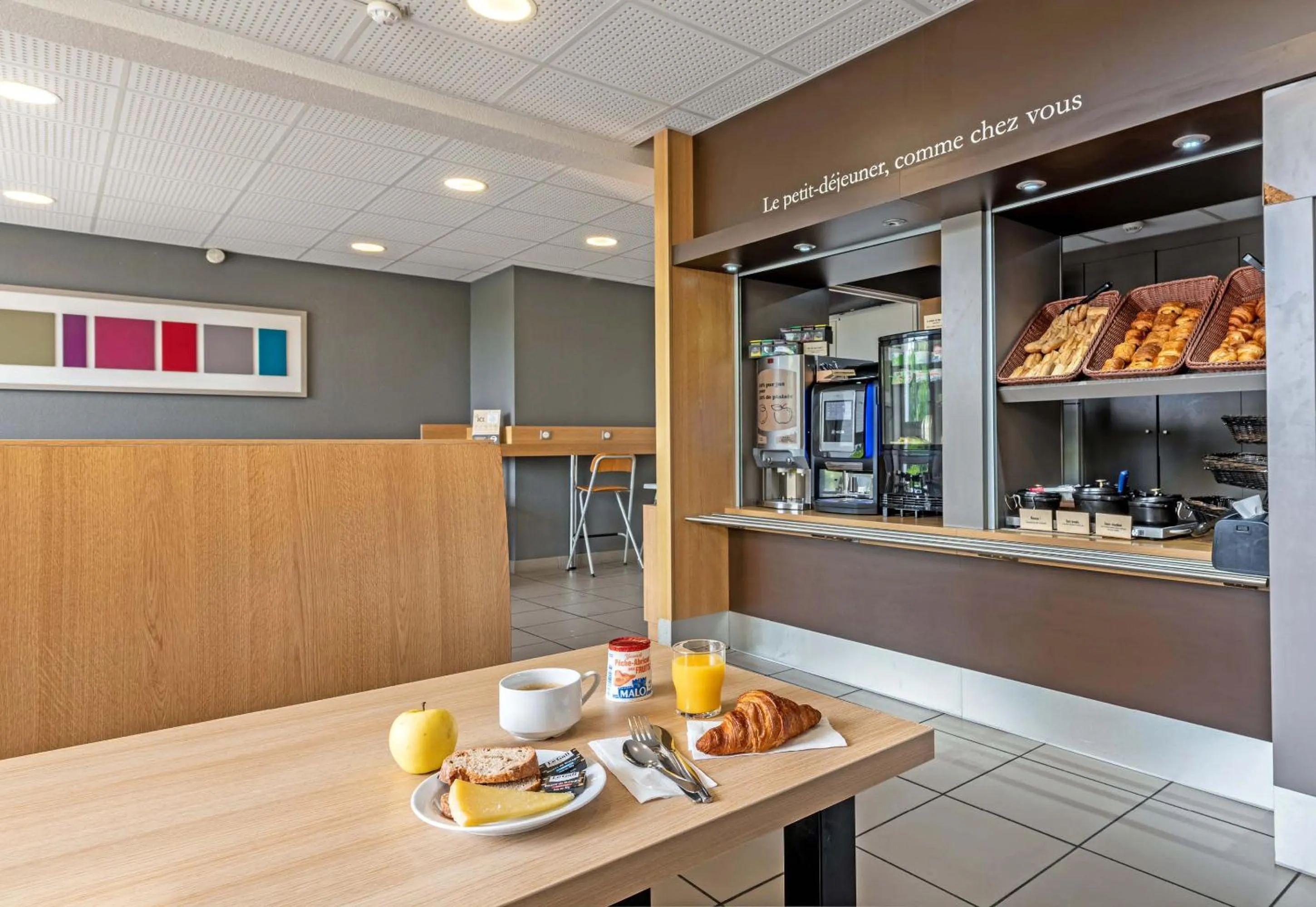 Buffet breakfast in B&B HOTEL Quimper Sud Bénodet