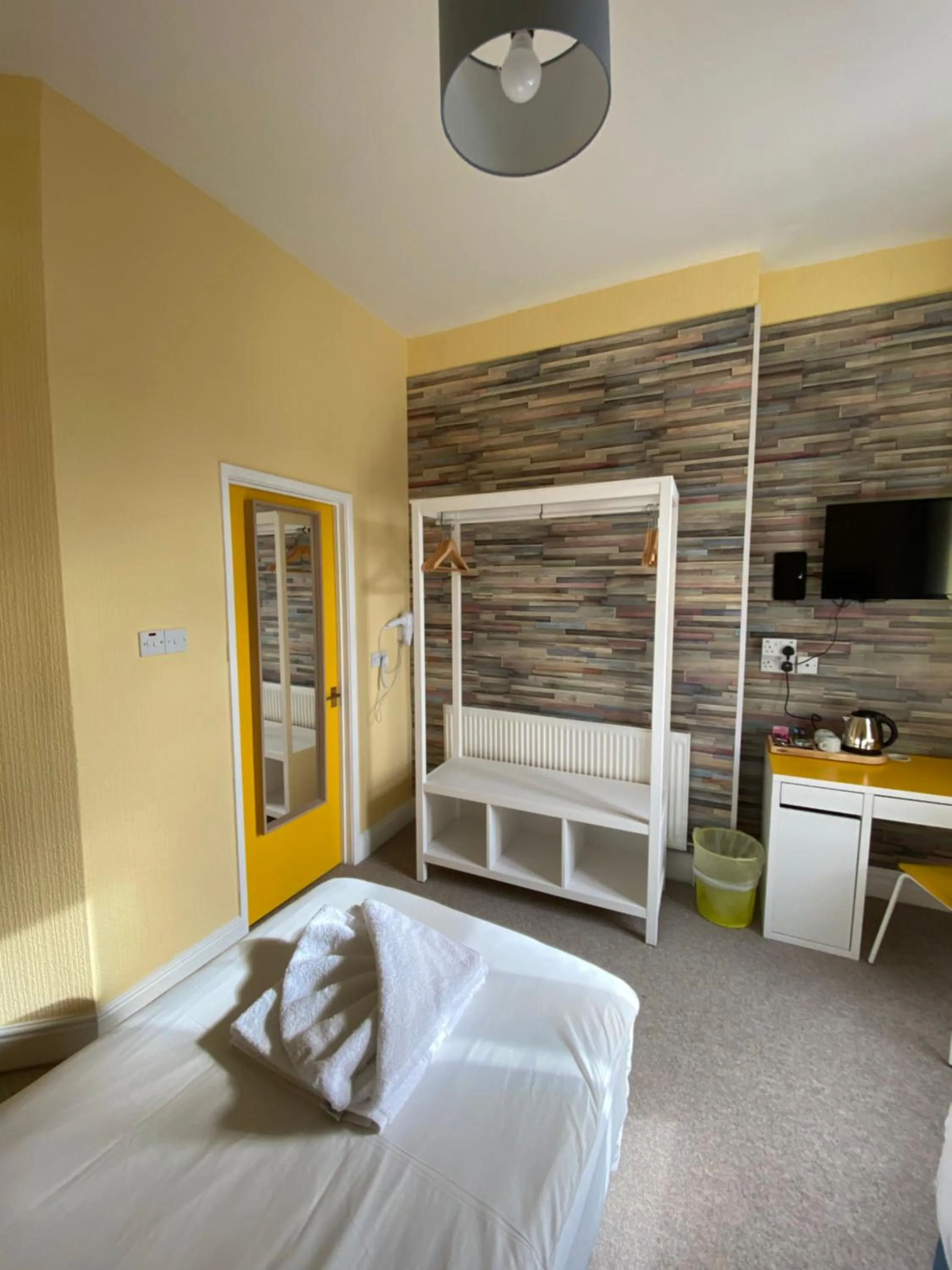 Photo of the whole room, Bed in WiseStay