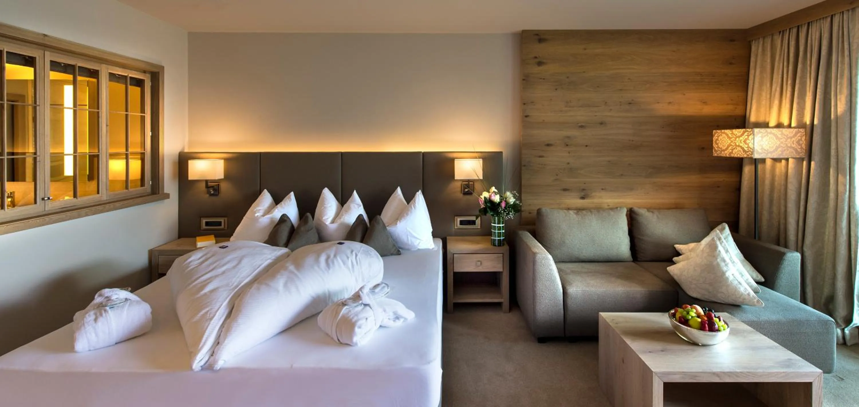 Living room, Bed in Hotel Sonnbichl