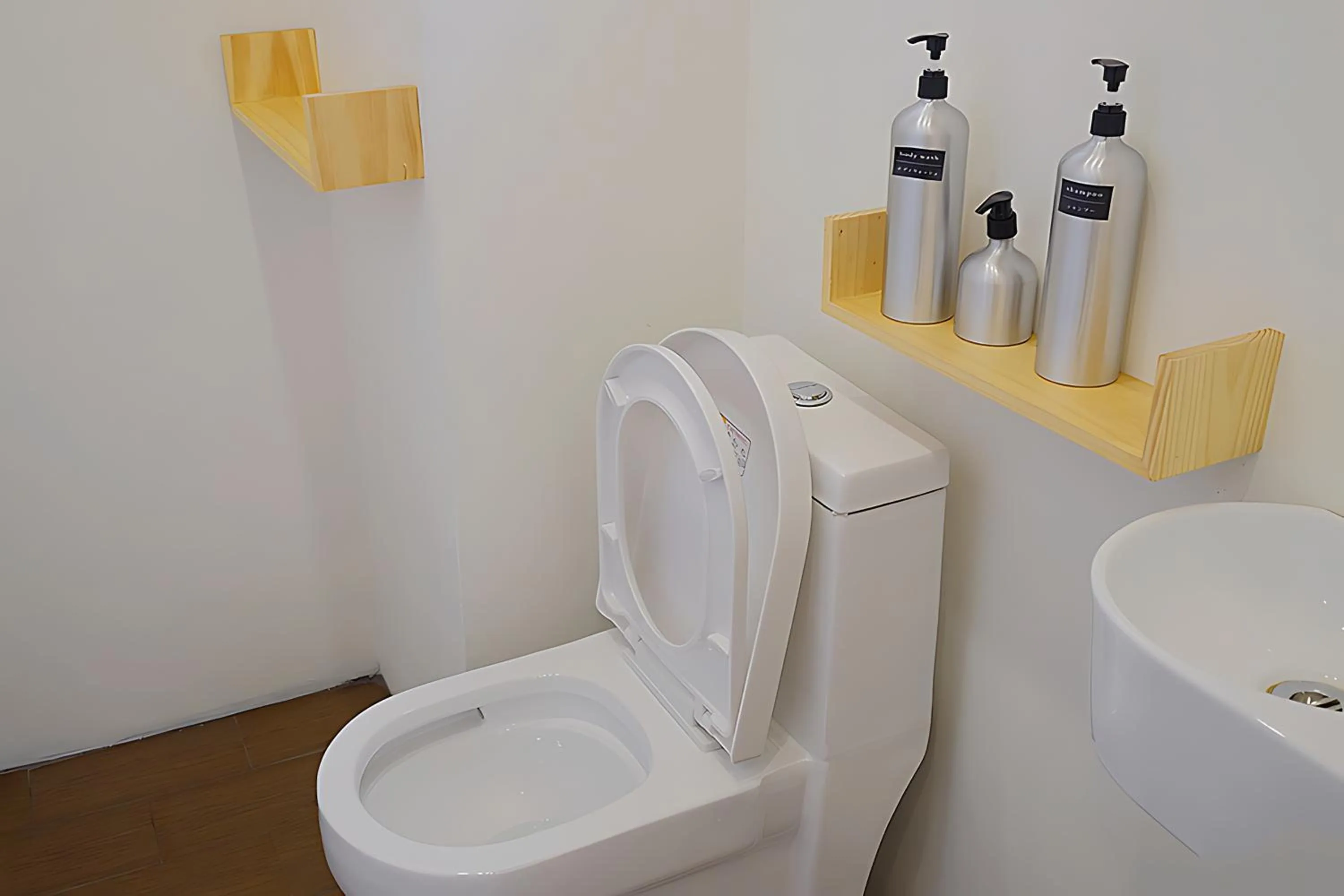 Shower in Hinoki Mansion