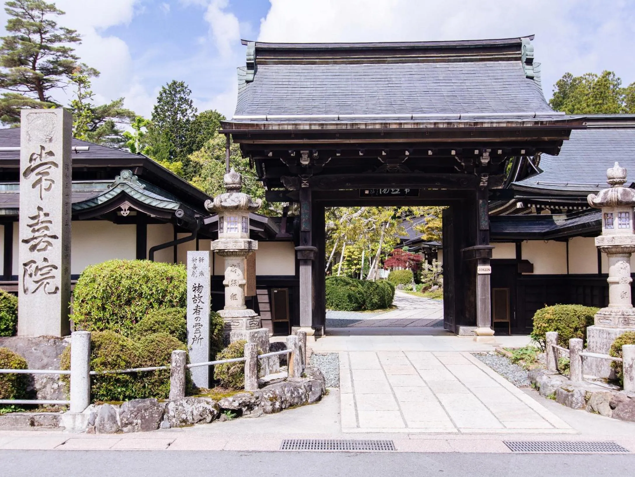 Facade/entrance in Koyasan Shukubo Jokiin