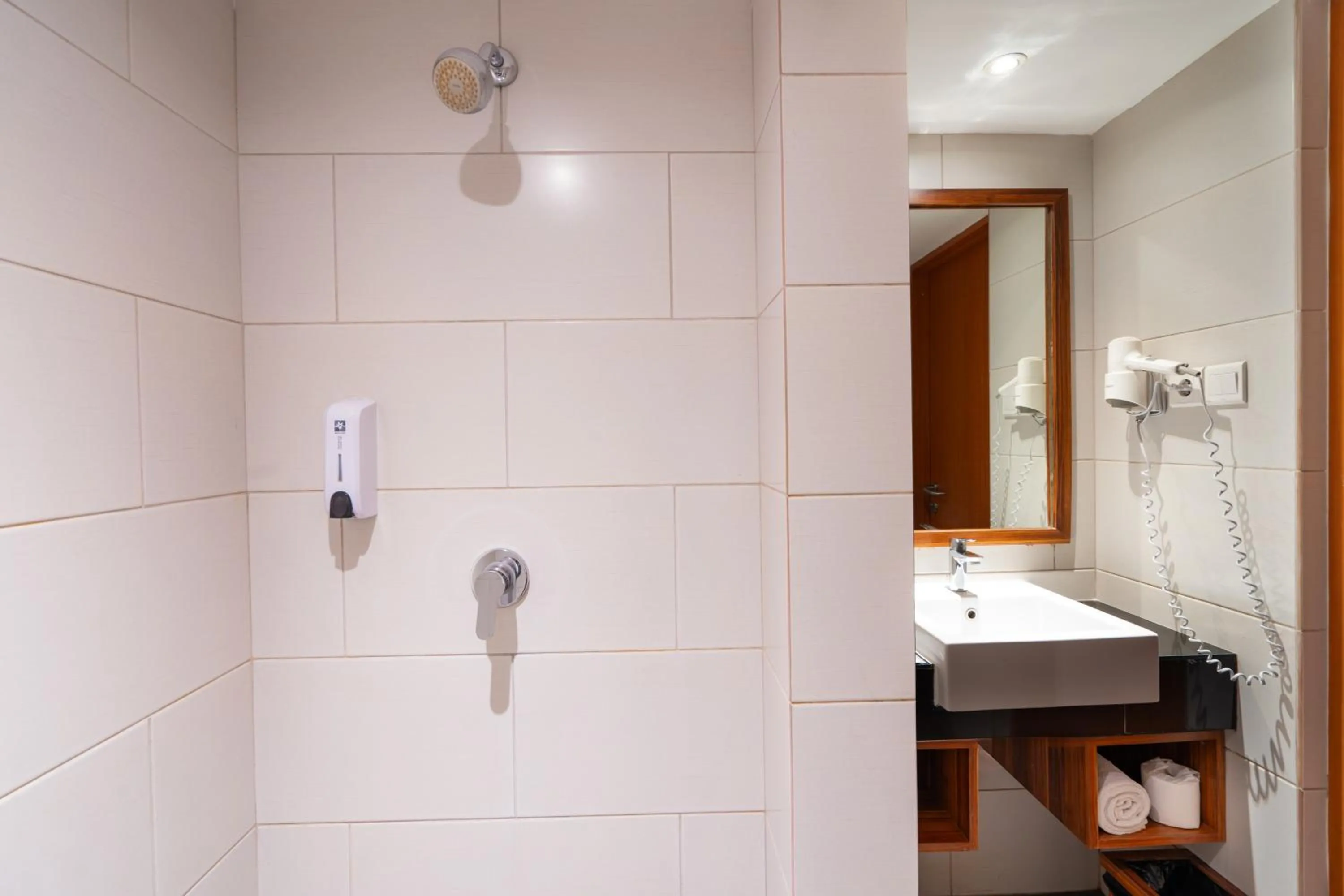 Shower in Swiss-Belexpress Kuta Legian