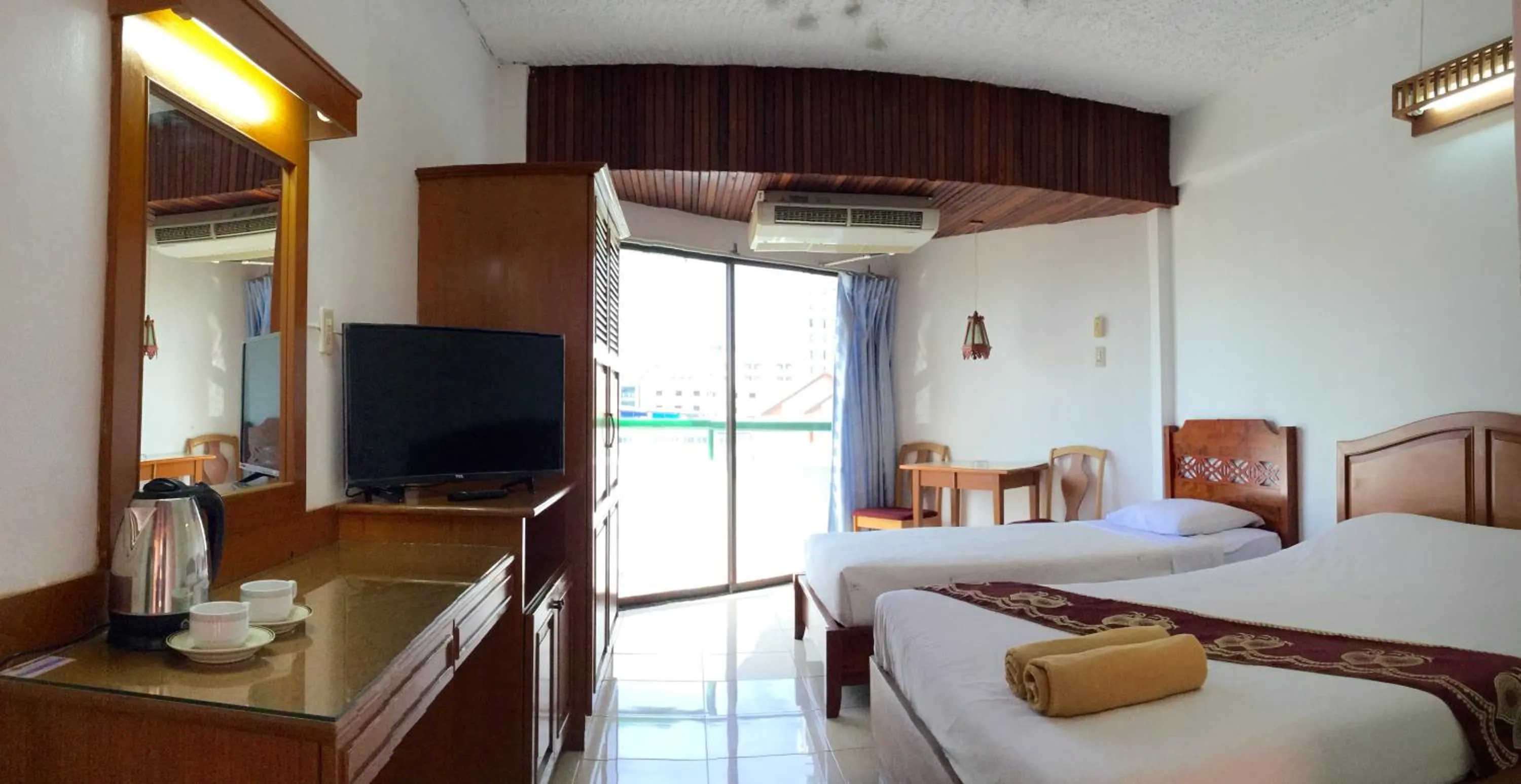 Photo of the whole room in Arcadia Mansion