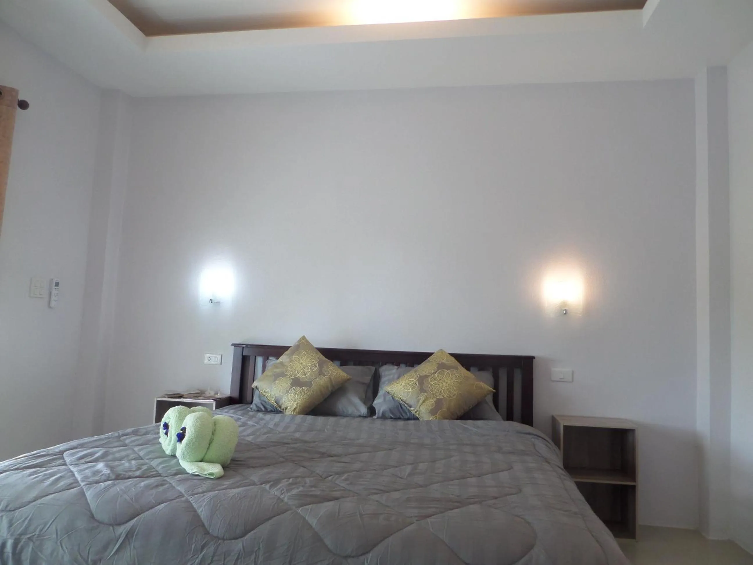 Bed in Lanta Triple Novel