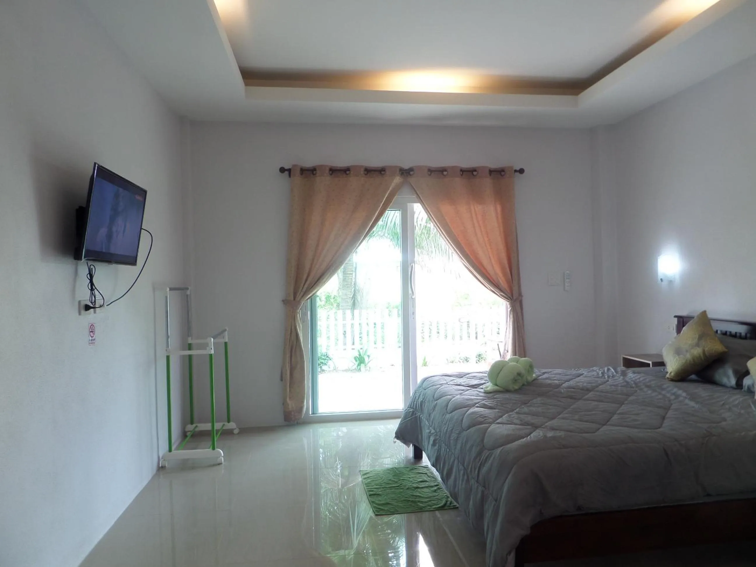 Bed in Lanta Triple Novel