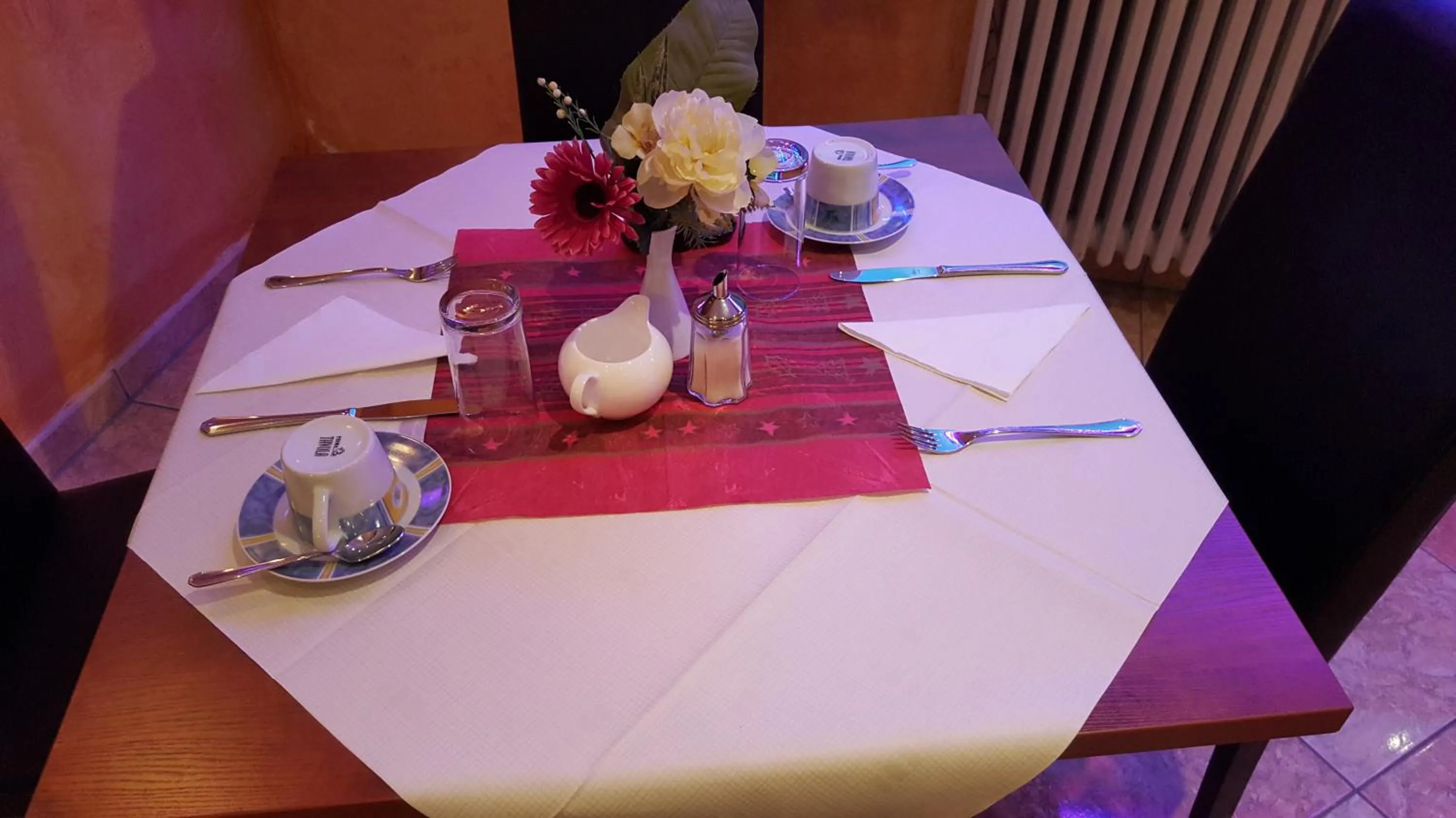 Restaurant/places to eat in Sunny´s Hotel & Residence