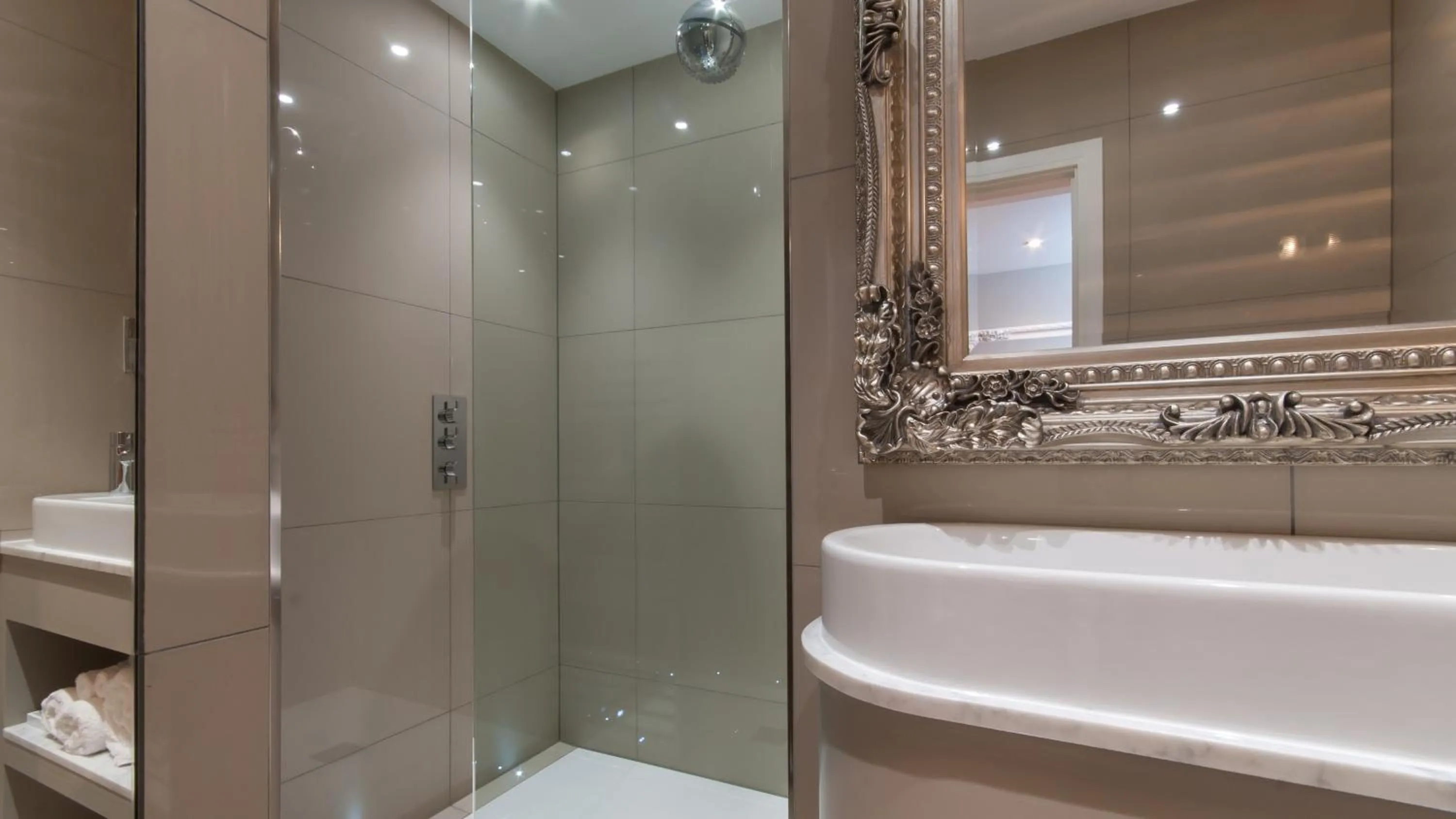 Bathroom in Rooms at number one