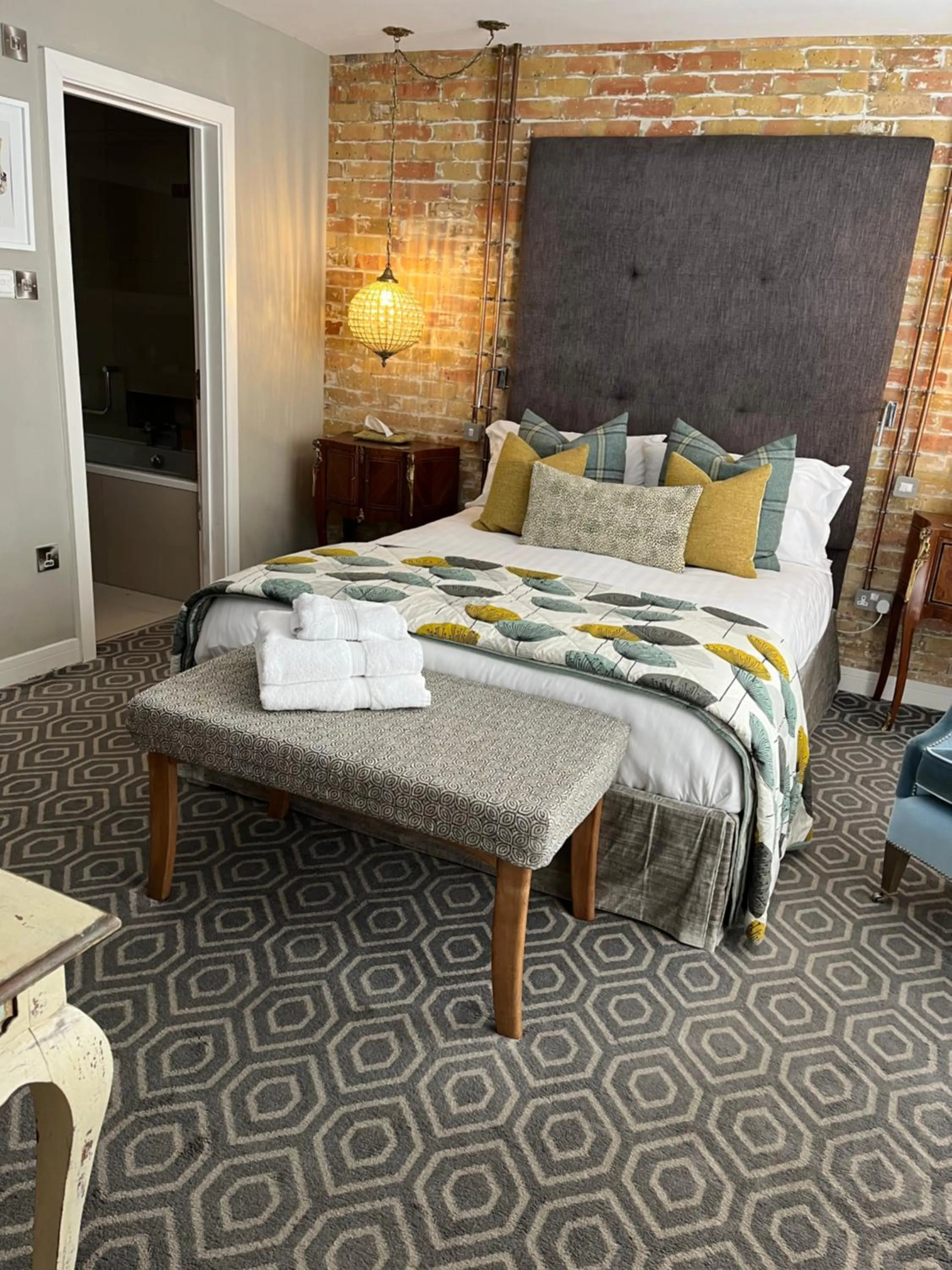 Photo of the whole room, Bed in Rooms at number one