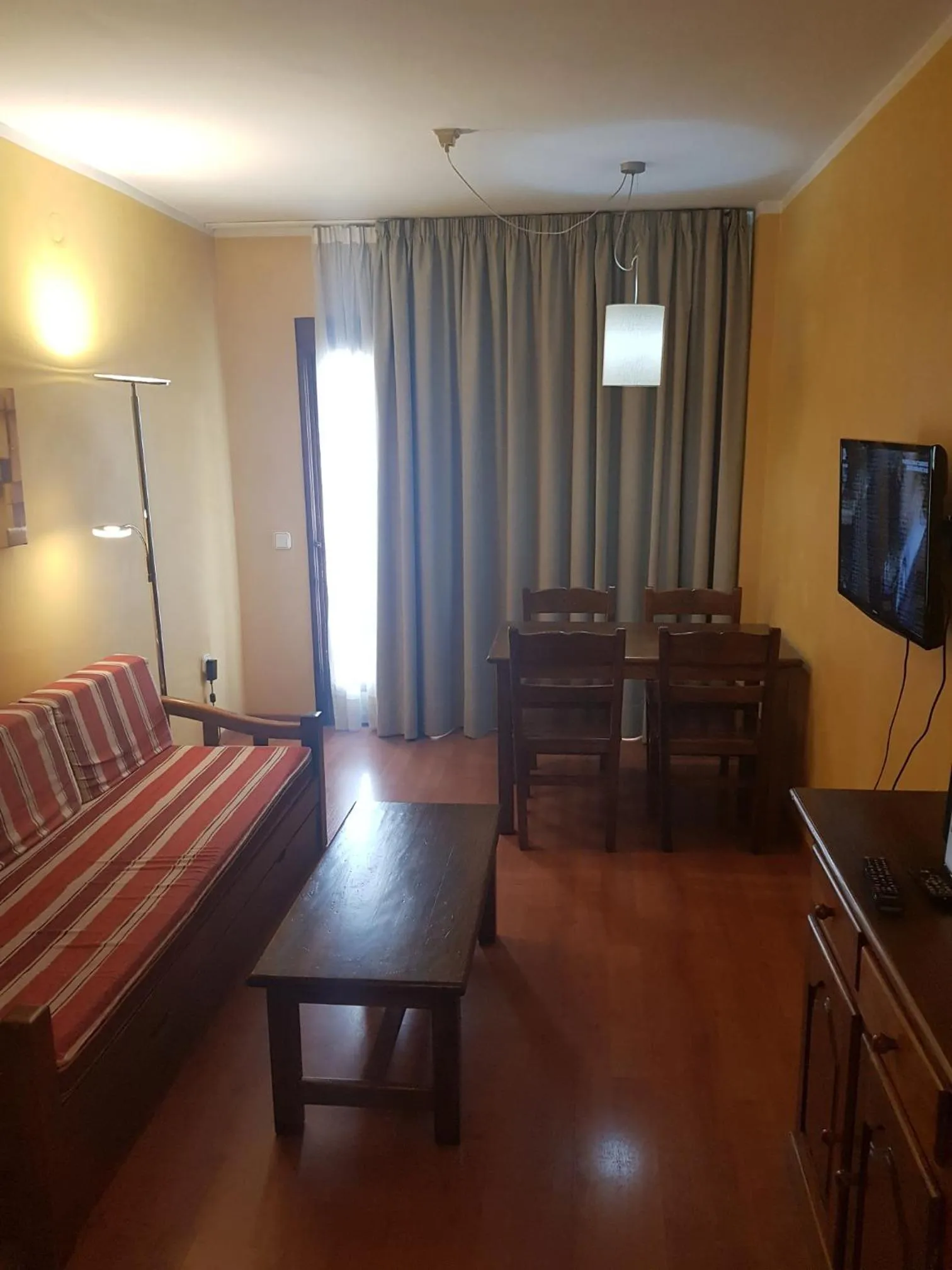 Communal lounge/ TV room, Bed in Apartamentos Parot Quality