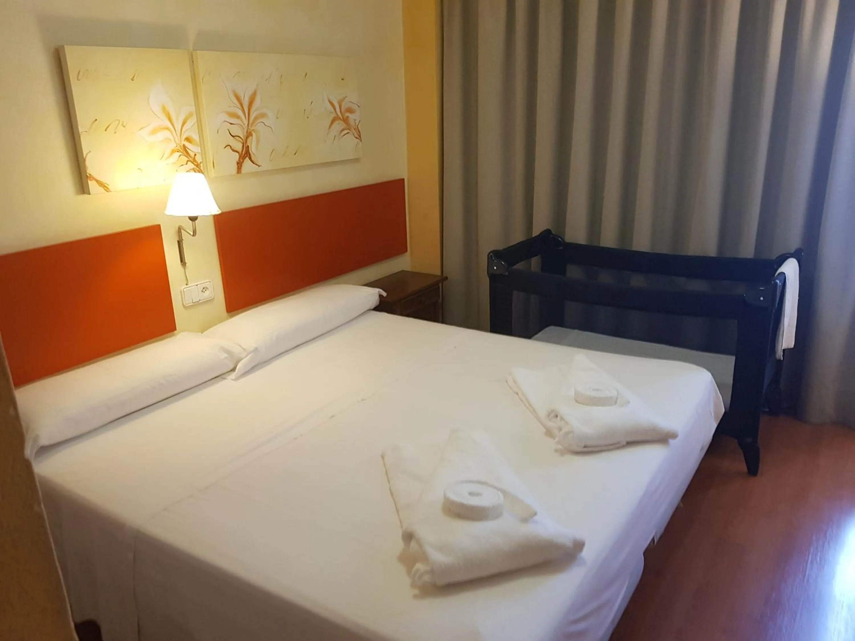 Bedroom, Bed in Apartamentos Parot Quality