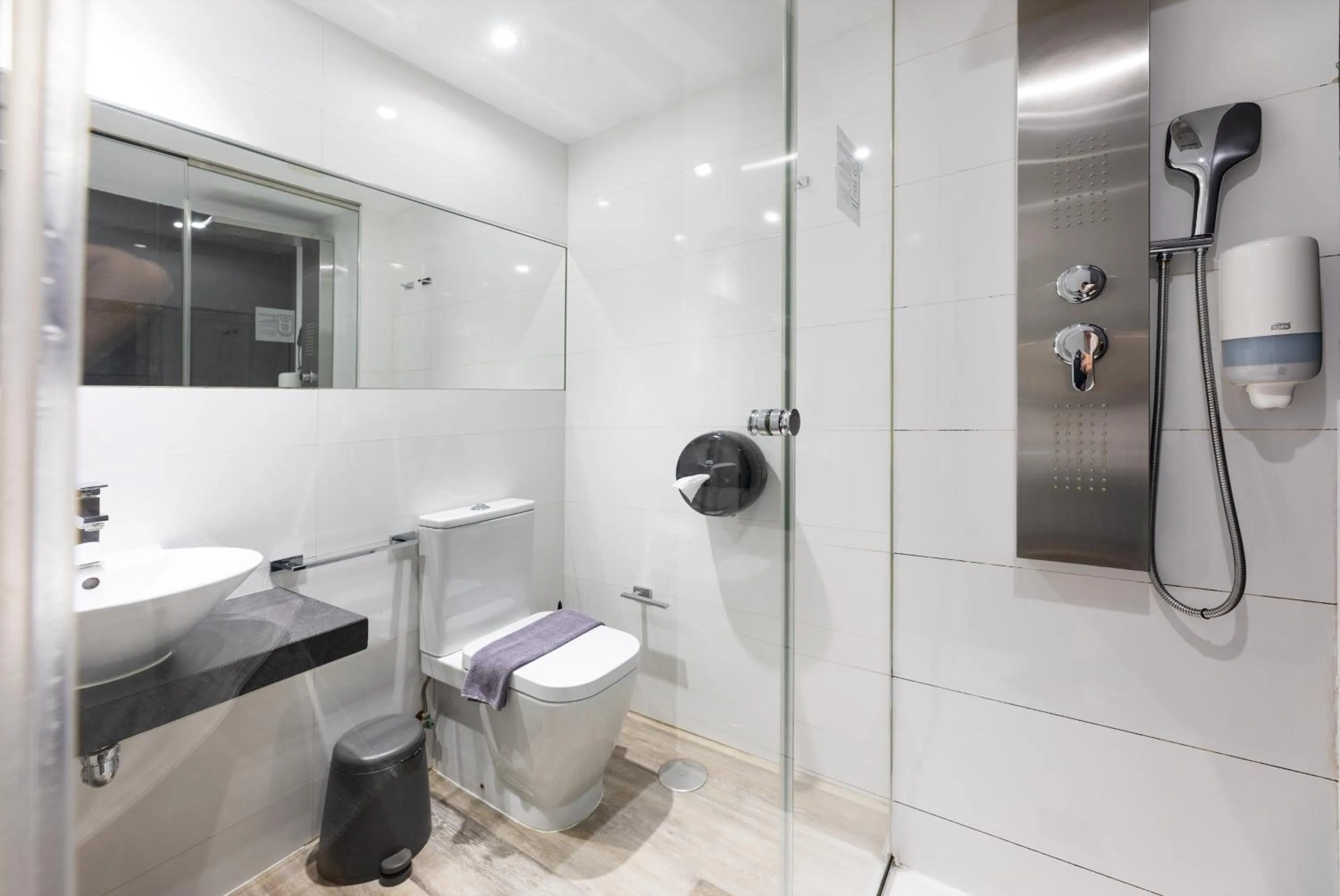 Shower in Bristol Sunset Beach - Holiday Apartments