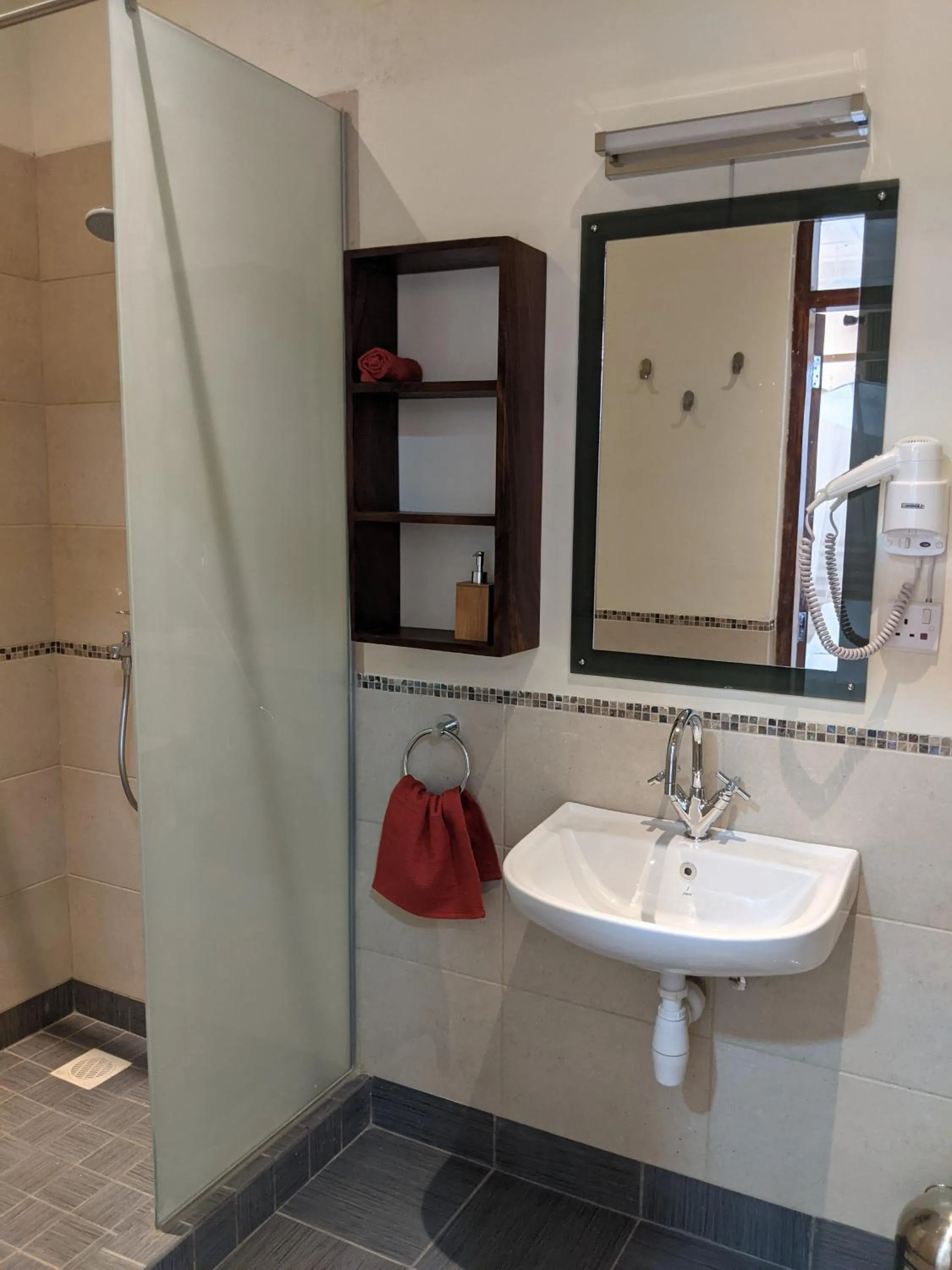 Shower in Dutchess Hotel and Restaurant