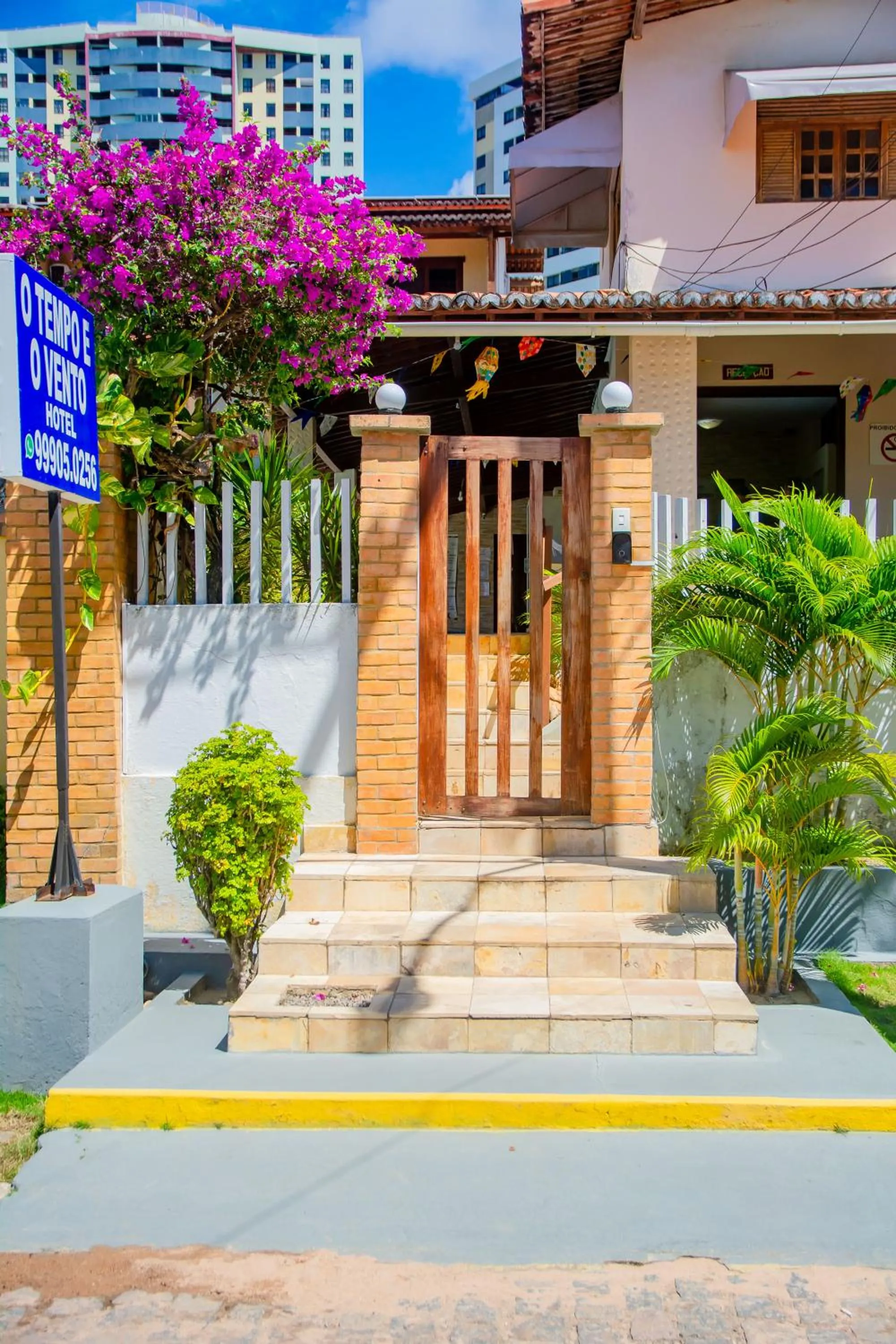 Facade/entrance in O Tempo e o Vento