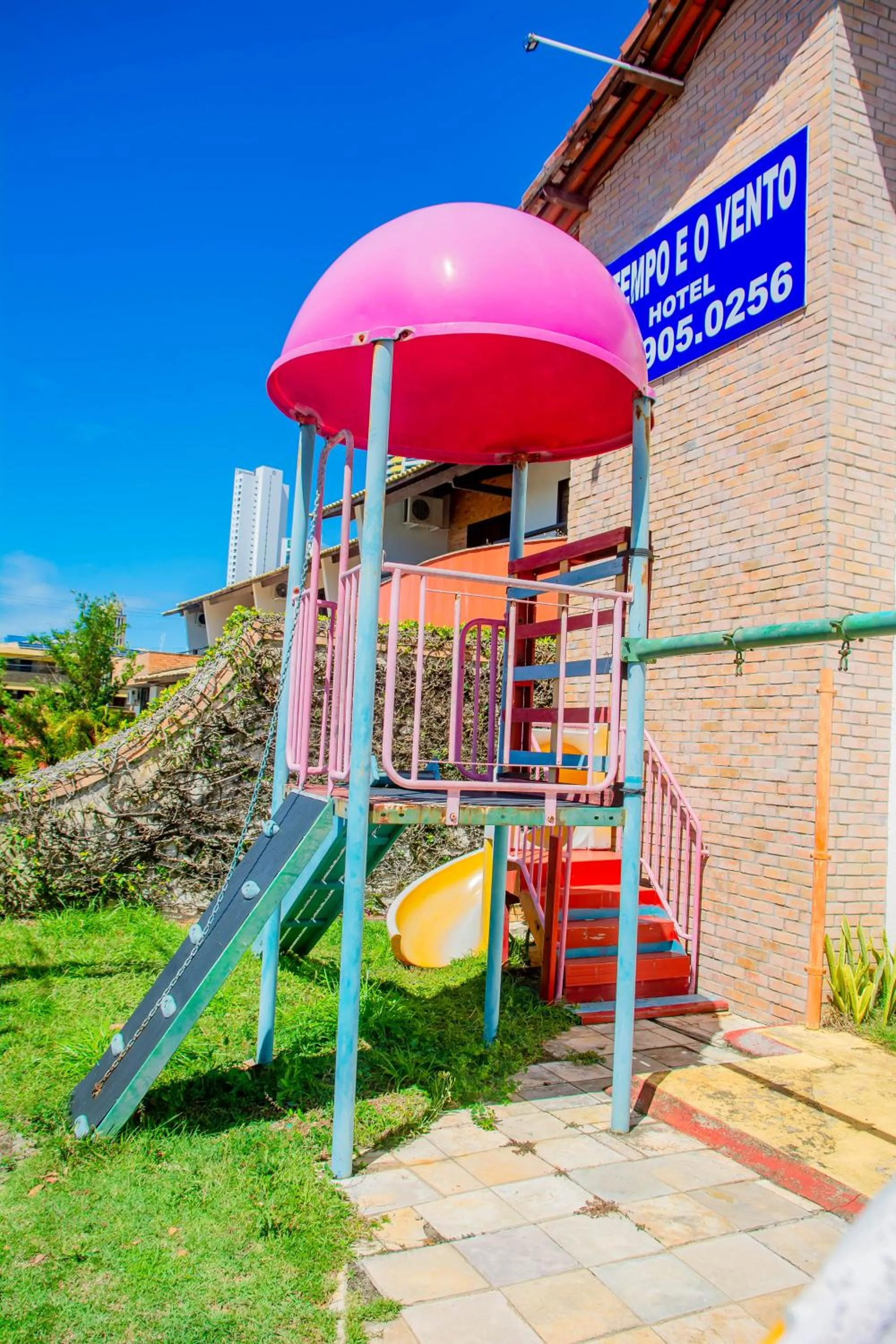 Children play ground in O Tempo e o Vento