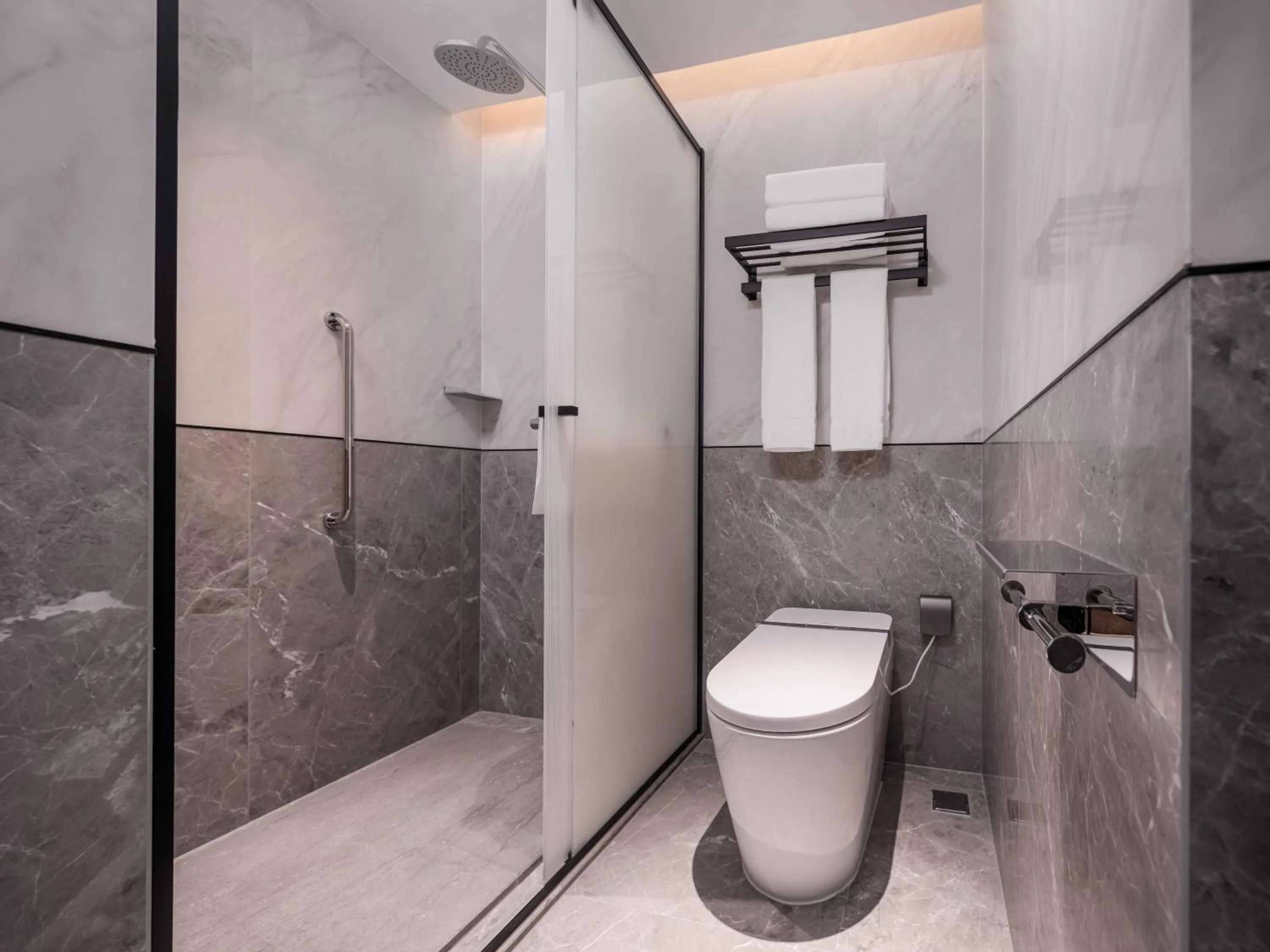 Toilet in Hilton Garden Inn Beijing Temple Of Heaven East Gate Station