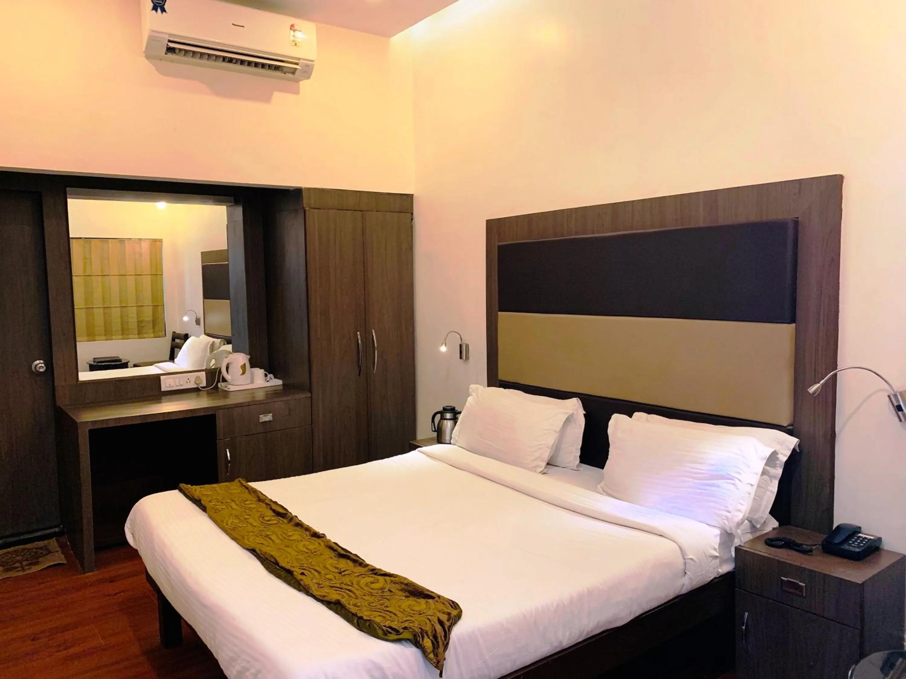 Bedroom, Bed in The Ambassador - Hotel & Conference Center