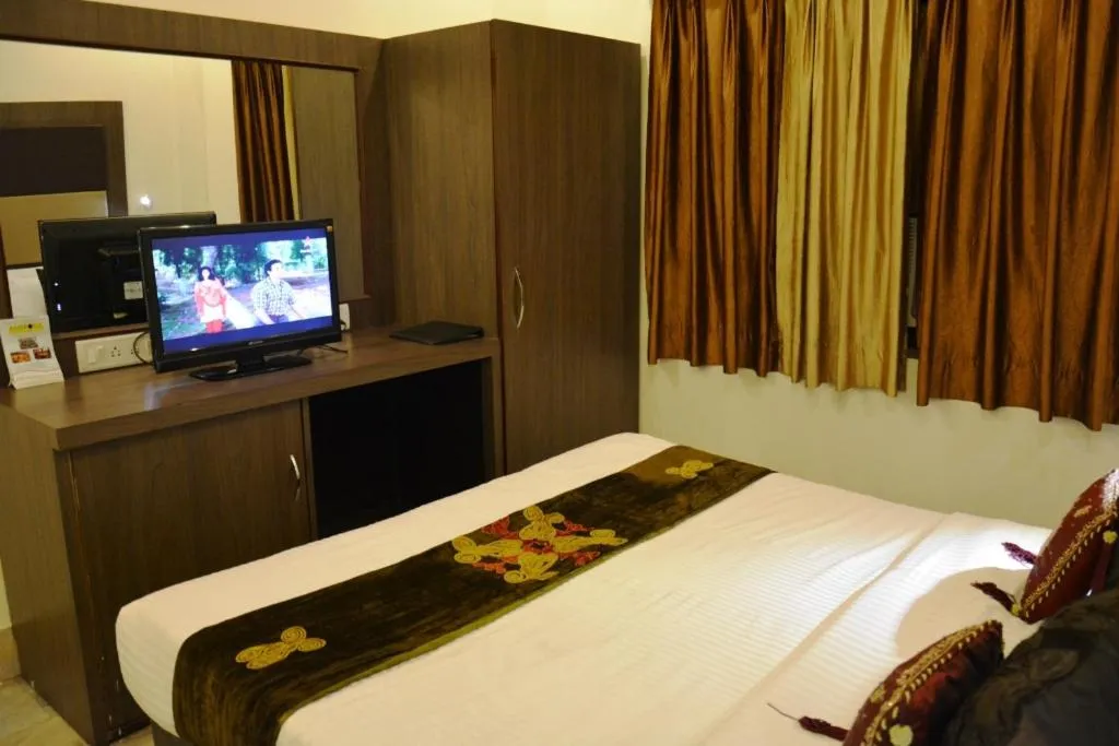 TV and multimedia, Bed in The Ambassador - Hotel & Conference Center