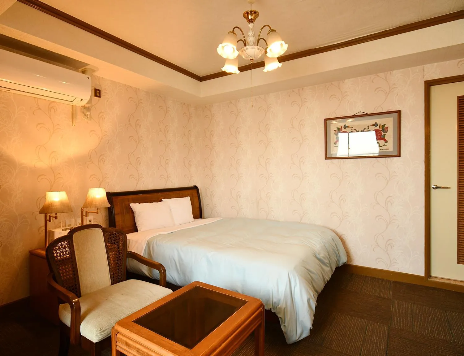 Bed in Sunrise Hotel Okinawa-どこか懐かしいレトロ宿軽朝食付