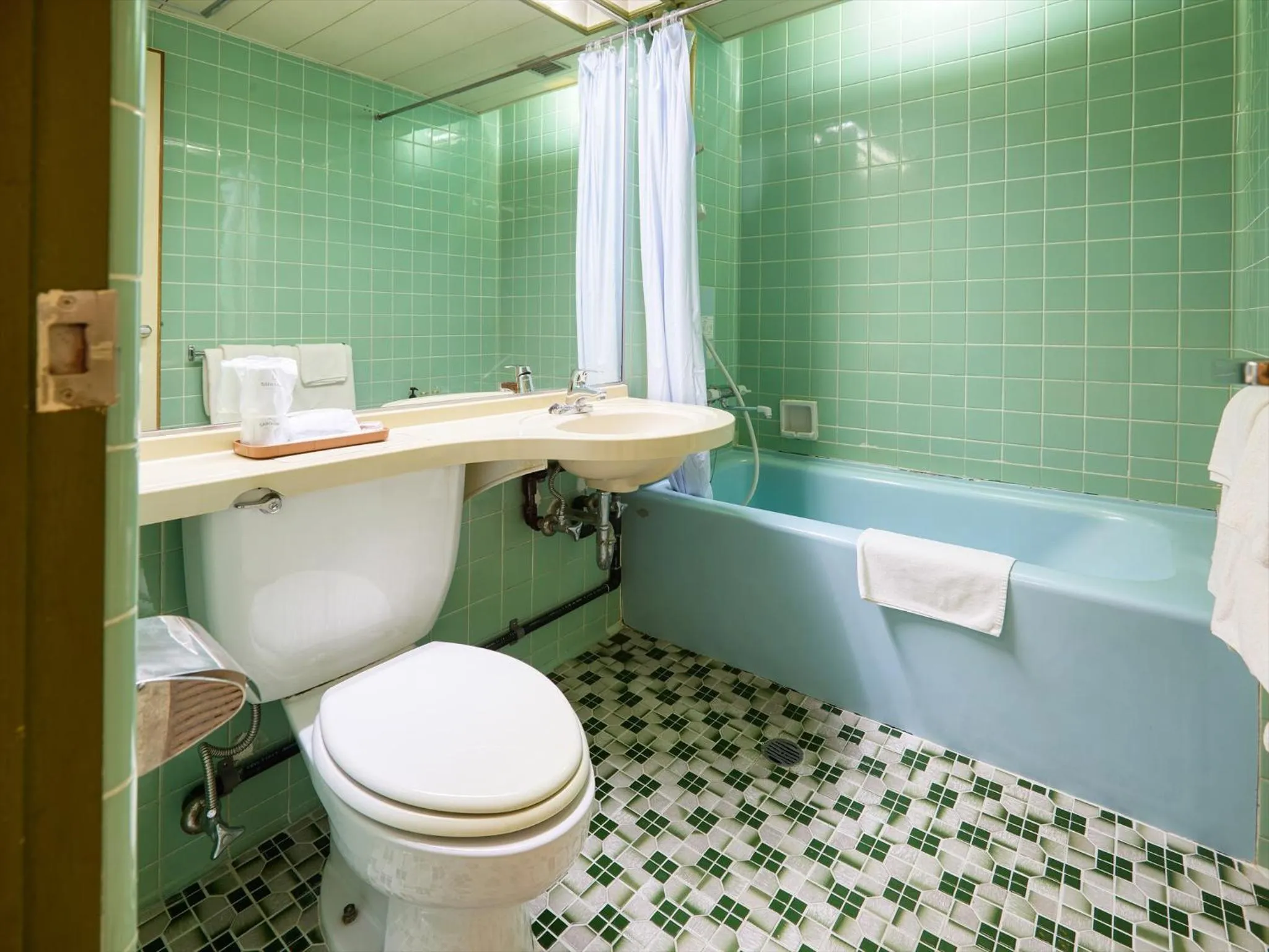 Bath in Sunrise Hotel Okinawa-どこか懐かしいレトロ宿軽朝食付