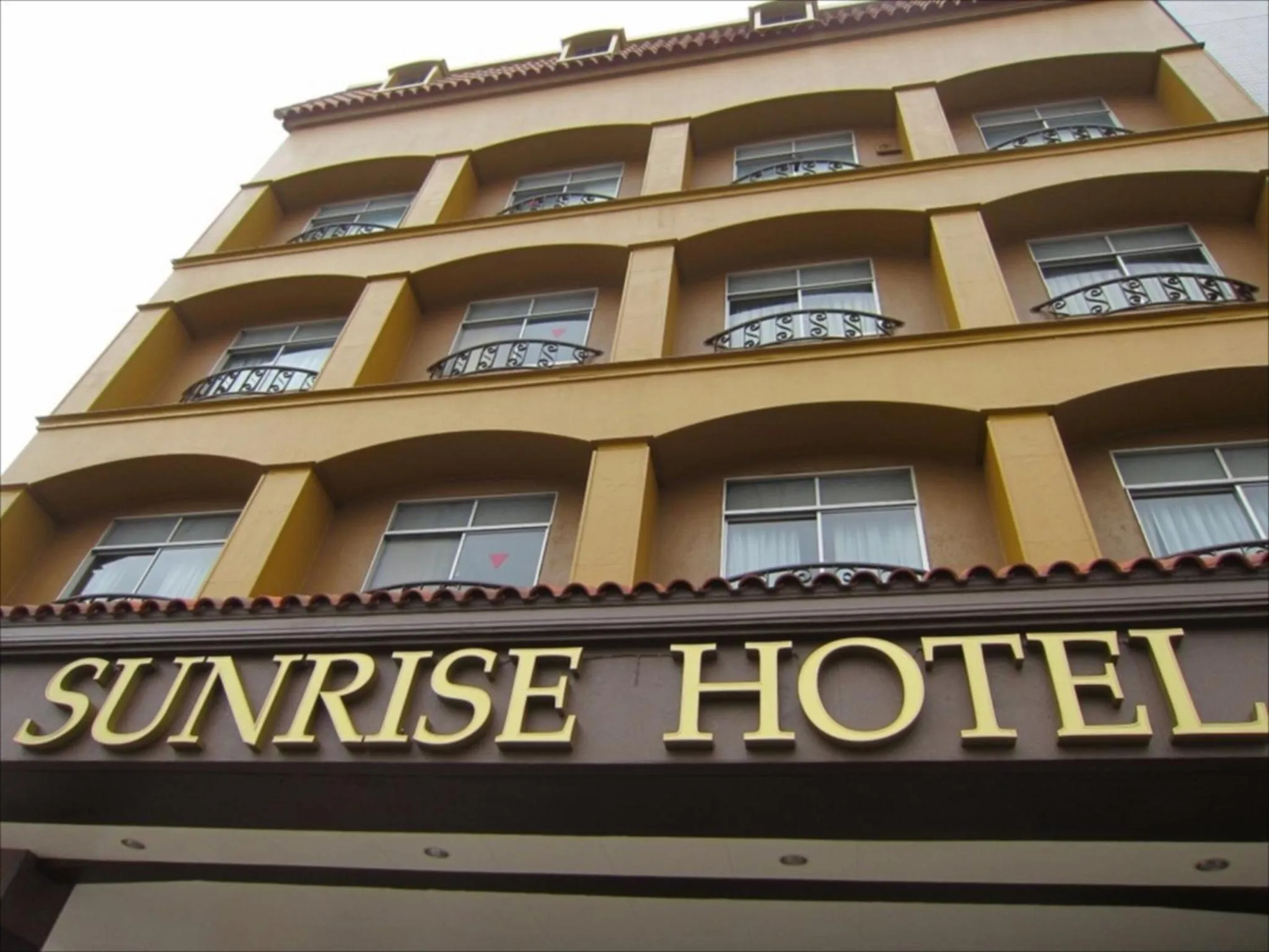 Property building in Sunrise Hotel Okinawa-どこか懐かしいレトロ宿軽朝食付